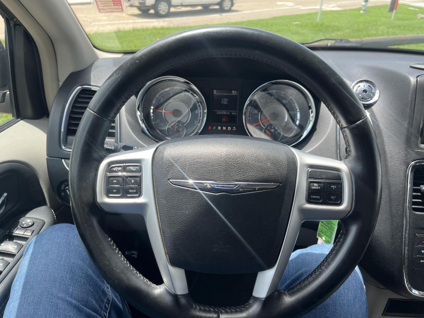 2015 GRAY /Black Chrysler Town & Country Touring (2C4RC1BG1FR) with an 3.6L V6 DOHC 24V engine, 6-Speed Automatic transmission, located at 14700 Tomball Parkway 249, Houston, TX, 77086, (281) 444-2200, 29.928619, -95.504074 - Photo#16
