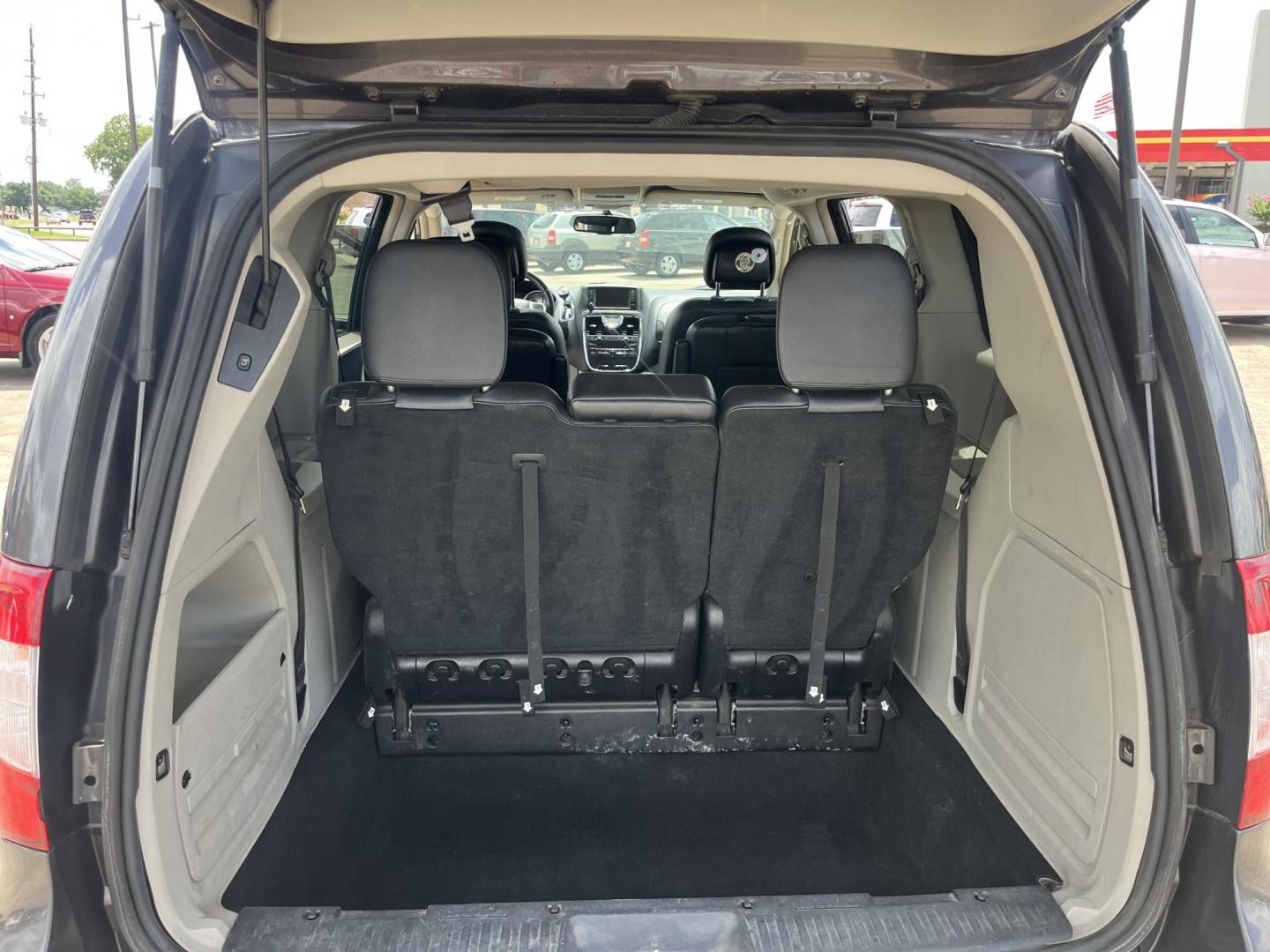2015 GRAY /Black Chrysler Town & Country Touring (2C4RC1BG1FR) with an 3.6L V6 DOHC 24V engine, 6-Speed Automatic transmission, located at 14700 Tomball Parkway 249, Houston, TX, 77086, (281) 444-2200, 29.928619, -95.504074 - Photo#14