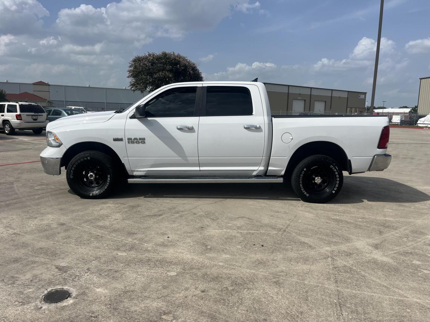 2015 white /Black RAM 1500 SLT Crew Cab SWB 4WD (1C6RR7LT1FS) with an 5.7L V8 OHV 16V engine, 6-Speed Automatic transmission, located at 14700 Tomball Parkway 249, Houston, TX, 77086, (281) 444-2200, 29.928619, -95.504074 - Photo#3