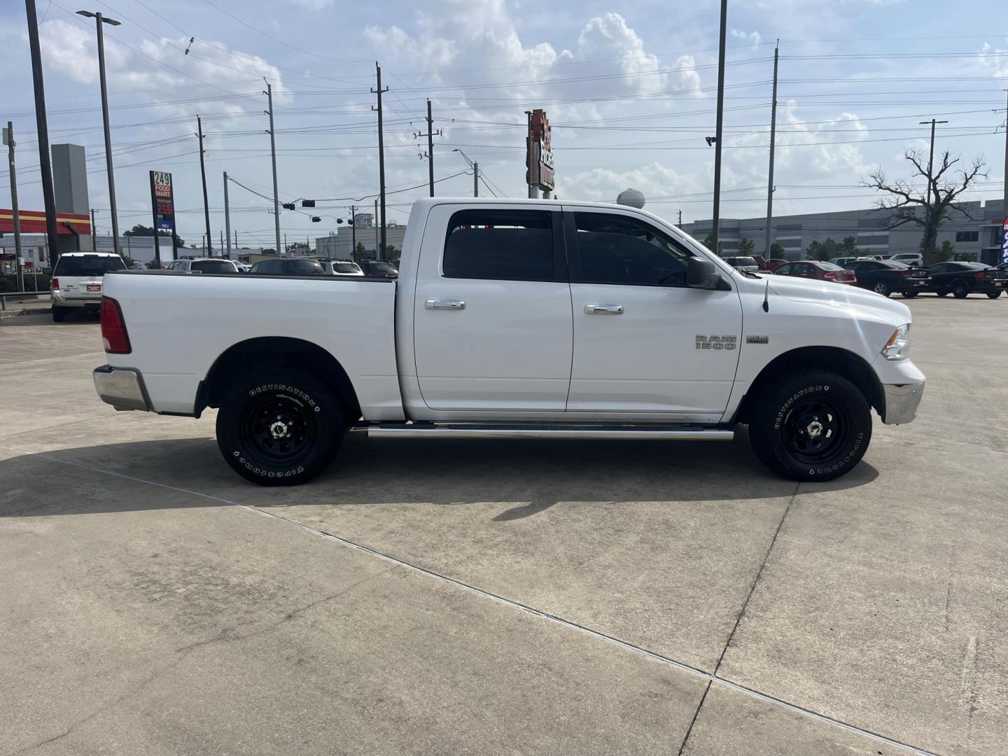 2015 white /Black RAM 1500 SLT Crew Cab SWB 4WD (1C6RR7LT1FS) with an 5.7L V8 OHV 16V engine, 6-Speed Automatic transmission, located at 14700 Tomball Parkway 249, Houston, TX, 77086, (281) 444-2200, 29.928619, -95.504074 - Photo#7