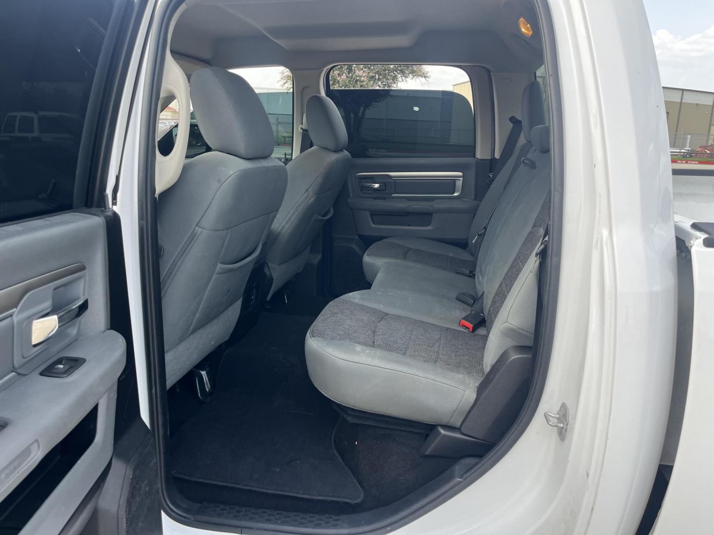 2015 white /Black RAM 1500 SLT Crew Cab SWB 4WD (1C6RR7LT1FS) with an 5.7L V8 OHV 16V engine, 6-Speed Automatic transmission, located at 14700 Tomball Parkway 249, Houston, TX, 77086, (281) 444-2200, 29.928619, -95.504074 - Photo#9