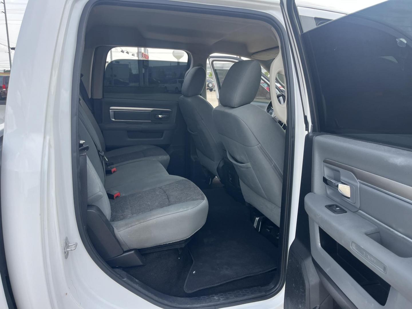2015 white /Black RAM 1500 SLT Crew Cab SWB 4WD (1C6RR7LT1FS) with an 5.7L V8 OHV 16V engine, 6-Speed Automatic transmission, located at 14700 Tomball Parkway 249, Houston, TX, 77086, (281) 444-2200, 29.928619, -95.504074 - Photo#12