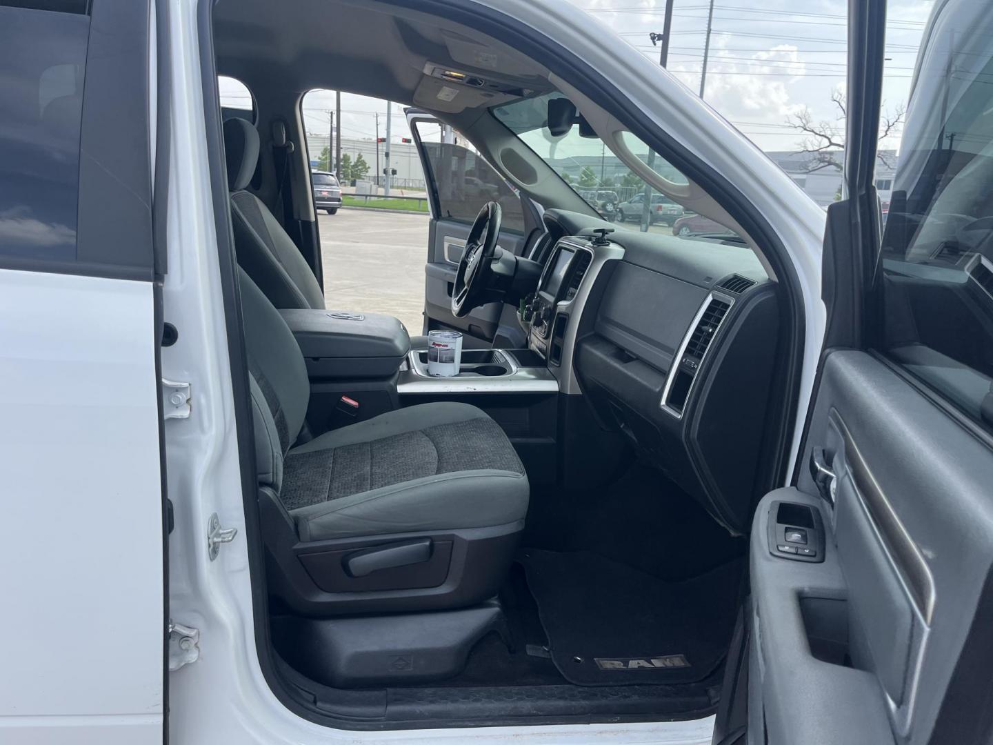 2015 white /Black RAM 1500 SLT Crew Cab SWB 4WD (1C6RR7LT1FS) with an 5.7L V8 OHV 16V engine, 6-Speed Automatic transmission, located at 14700 Tomball Parkway 249, Houston, TX, 77086, (281) 444-2200, 29.928619, -95.504074 - Photo#11