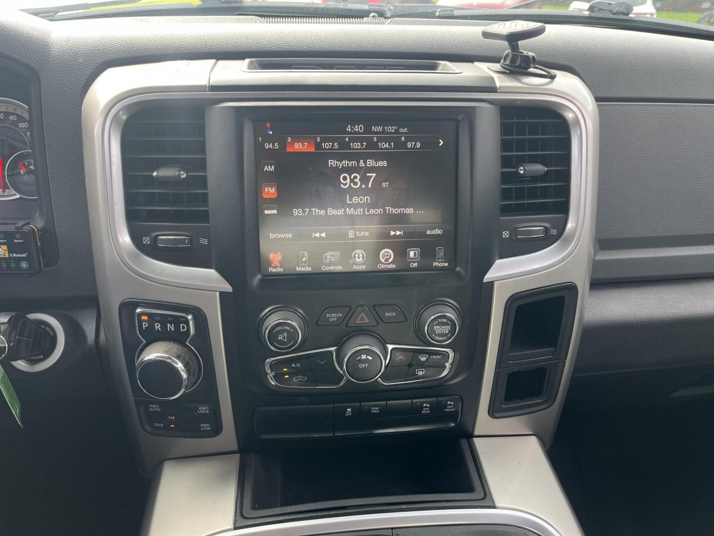 2015 white /Black RAM 1500 SLT Crew Cab SWB 4WD (1C6RR7LT1FS) with an 5.7L V8 OHV 16V engine, 6-Speed Automatic transmission, located at 14700 Tomball Parkway 249, Houston, TX, 77086, (281) 444-2200, 29.928619, -95.504074 - Photo#13