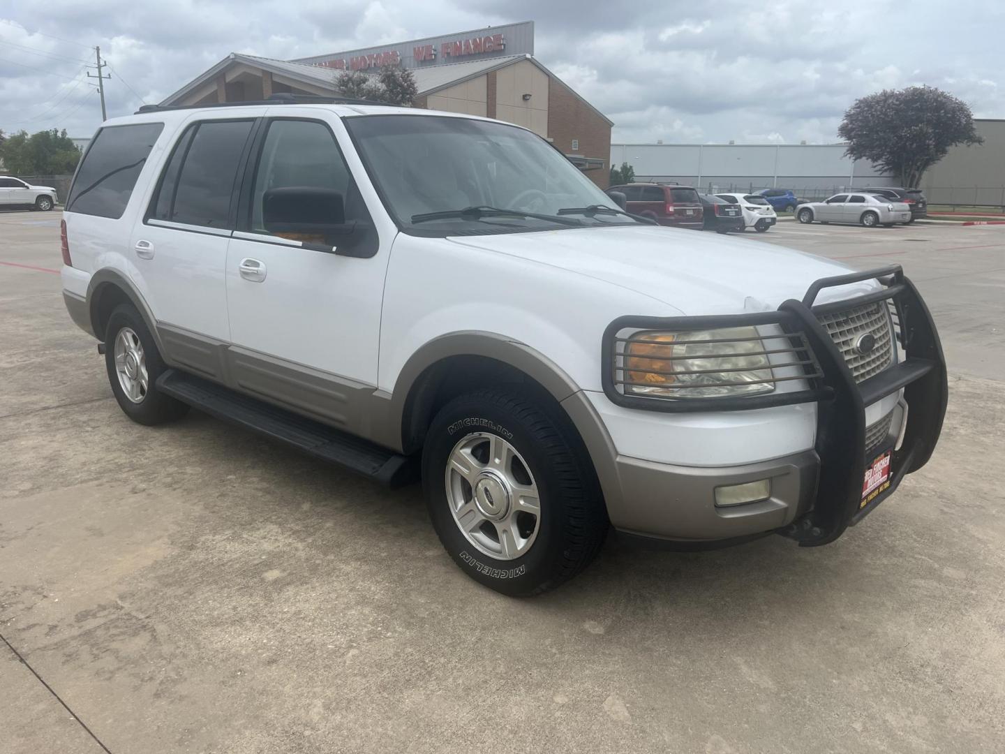 2003 white /Tan Ford Expedition Eddie Bauer 5.4L 2WD (1FMFU17L23L) with an 5.4L V8 SOHC 16V engine, 4-Speed Automatic Overdrive transmission, located at 14700 Tomball Parkway 249, Houston, TX, 77086, (281) 444-2200, 29.928619, -95.504074 - Photo#0