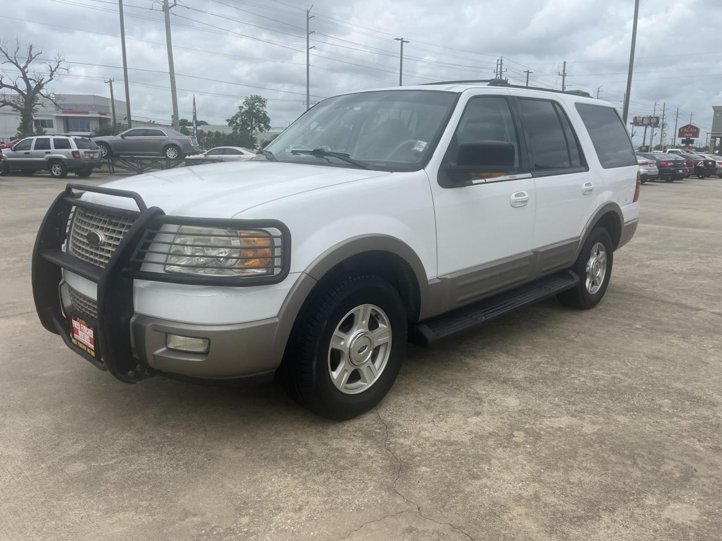 2003 white /Tan Ford Expedition Eddie Bauer 5.4L 2WD (1FMFU17L23L) with an 5.4L V8 SOHC 16V engine, 4-Speed Automatic Overdrive transmission, located at 14700 Tomball Parkway 249, Houston, TX, 77086, (281) 444-2200, 29.928619, -95.504074 - Photo#2