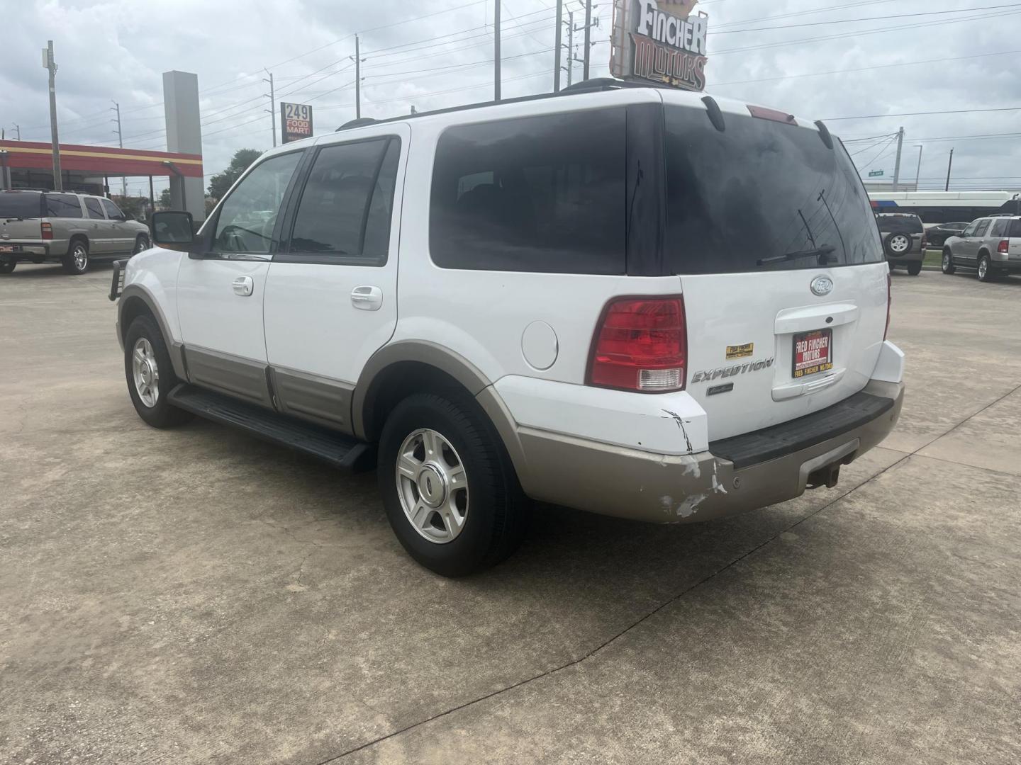 2003 white /Tan Ford Expedition Eddie Bauer 5.4L 2WD (1FMFU17L23L) with an 5.4L V8 SOHC 16V engine, 4-Speed Automatic Overdrive transmission, located at 14700 Tomball Parkway 249, Houston, TX, 77086, (281) 444-2200, 29.928619, -95.504074 - Photo#4