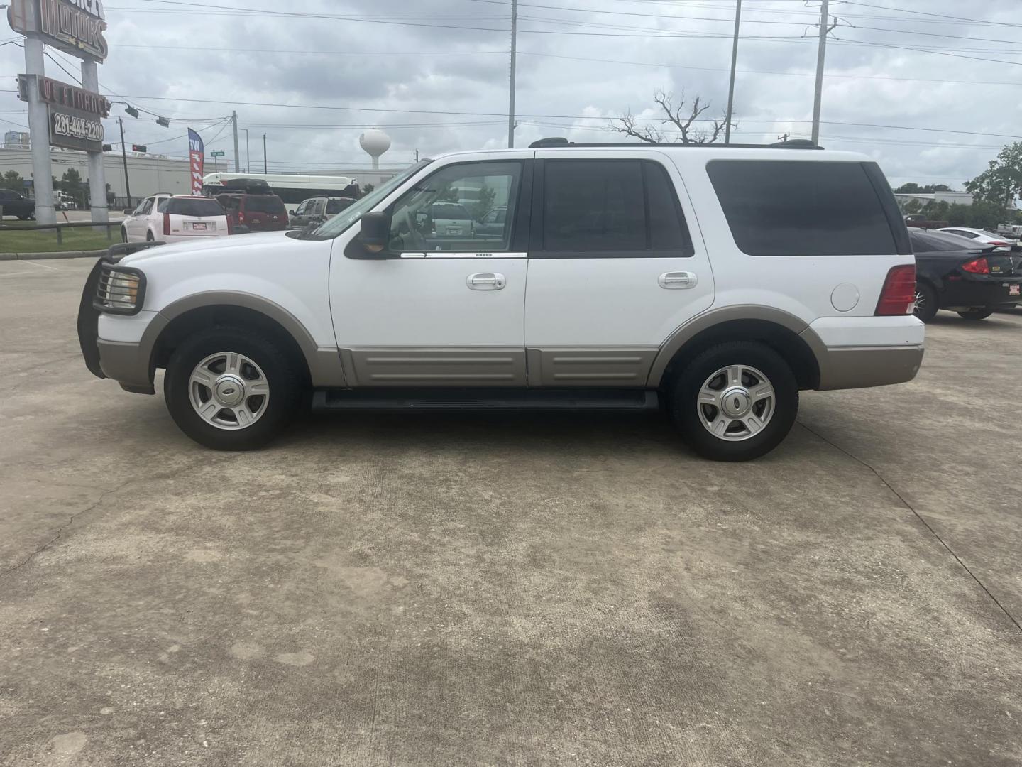2003 white /Tan Ford Expedition Eddie Bauer 5.4L 2WD (1FMFU17L23L) with an 5.4L V8 SOHC 16V engine, 4-Speed Automatic Overdrive transmission, located at 14700 Tomball Parkway 249, Houston, TX, 77086, (281) 444-2200, 29.928619, -95.504074 - Photo#3