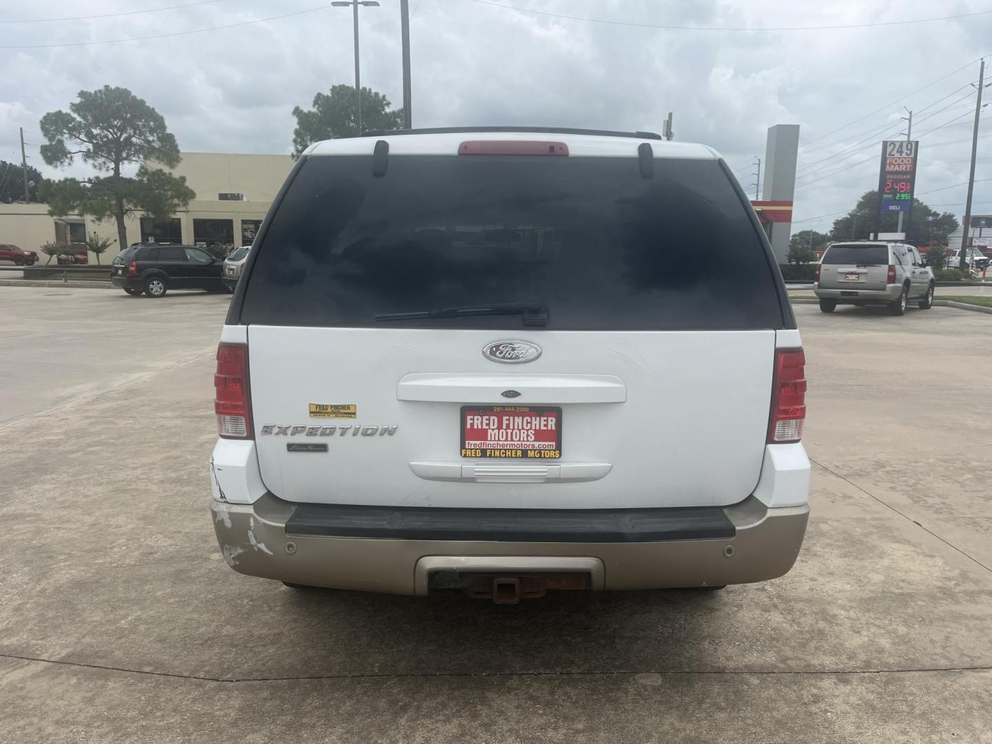 2003 white /Tan Ford Expedition Eddie Bauer 5.4L 2WD (1FMFU17L23L) with an 5.4L V8 SOHC 16V engine, 4-Speed Automatic Overdrive transmission, located at 14700 Tomball Parkway 249, Houston, TX, 77086, (281) 444-2200, 29.928619, -95.504074 - Photo#5