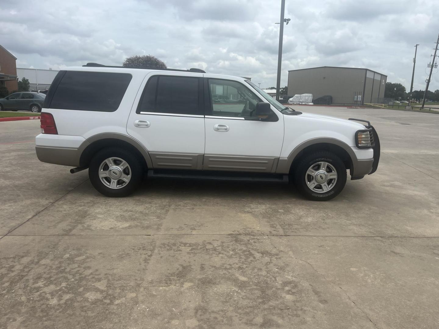 2003 white /Tan Ford Expedition Eddie Bauer 5.4L 2WD (1FMFU17L23L) with an 5.4L V8 SOHC 16V engine, 4-Speed Automatic Overdrive transmission, located at 14700 Tomball Parkway 249, Houston, TX, 77086, (281) 444-2200, 29.928619, -95.504074 - Photo#7