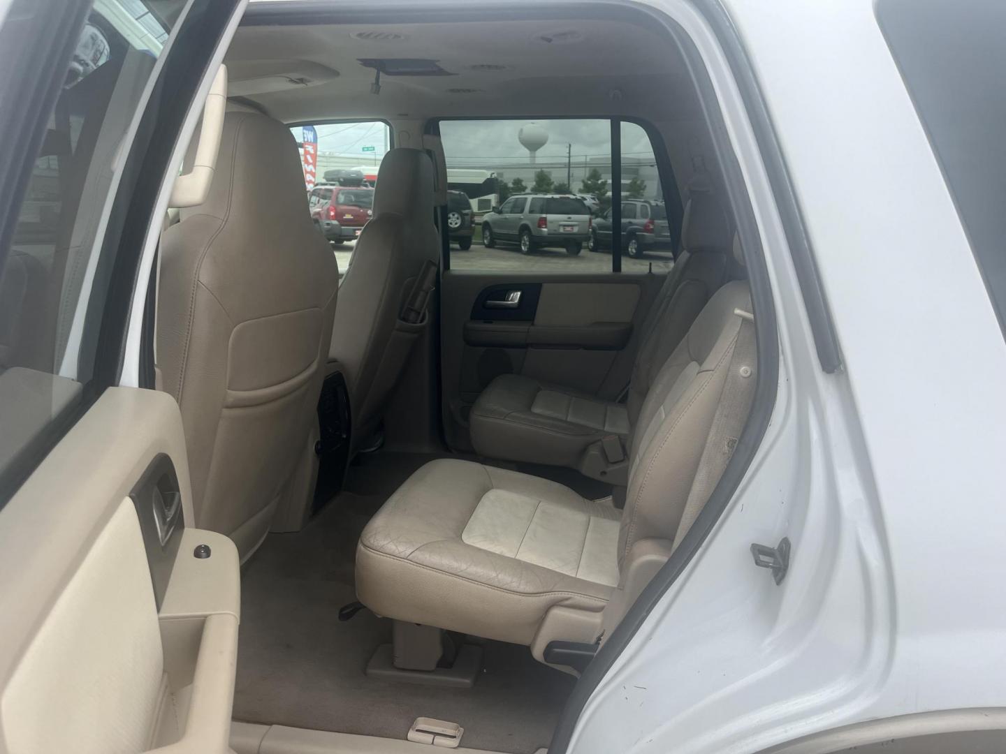 2003 white /Tan Ford Expedition Eddie Bauer 5.4L 2WD (1FMFU17L23L) with an 5.4L V8 SOHC 16V engine, 4-Speed Automatic Overdrive transmission, located at 14700 Tomball Parkway 249, Houston, TX, 77086, (281) 444-2200, 29.928619, -95.504074 - Photo#9