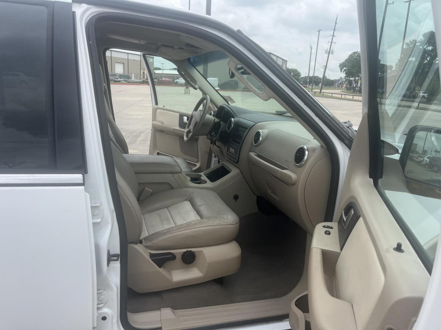 2003 white /Tan Ford Expedition Eddie Bauer 5.4L 2WD (1FMFU17L23L) with an 5.4L V8 SOHC 16V engine, 4-Speed Automatic Overdrive transmission, located at 14700 Tomball Parkway 249, Houston, TX, 77086, (281) 444-2200, 29.928619, -95.504074 - Photo#12
