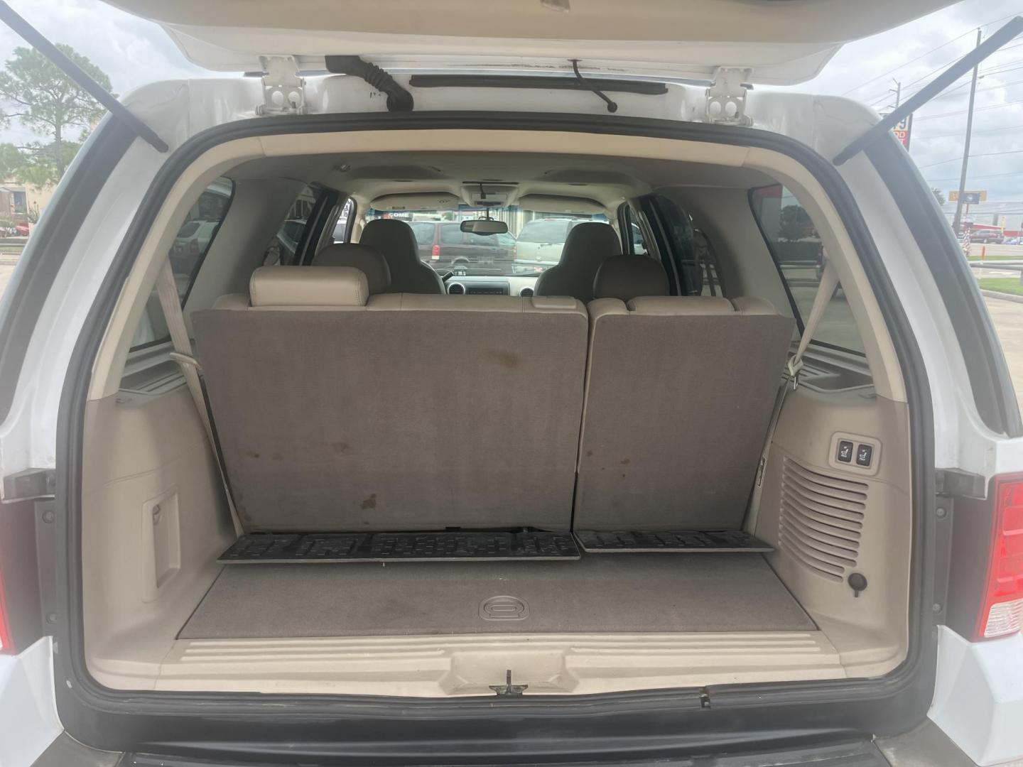 2003 white /Tan Ford Expedition Eddie Bauer 5.4L 2WD (1FMFU17L23L) with an 5.4L V8 SOHC 16V engine, 4-Speed Automatic Overdrive transmission, located at 14700 Tomball Parkway 249, Houston, TX, 77086, (281) 444-2200, 29.928619, -95.504074 - Photo#14
