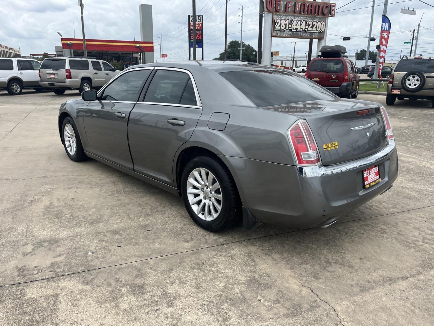 2012 GRAY /Tan Chrysler 300 Base (2C3CCAAG6CH) with an 3.6L V6 SOHC 24V engine, 5-Speed Automatic transmission, located at 14700 Tomball Parkway 249, Houston, TX, 77086, (281) 444-2200, 29.928619, -95.504074 - Photo#4