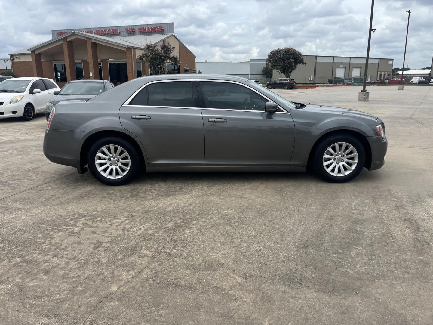 2012 GRAY /Tan Chrysler 300 Base (2C3CCAAG6CH) with an 3.6L V6 SOHC 24V engine, 5-Speed Automatic transmission, located at 14700 Tomball Parkway 249, Houston, TX, 77086, (281) 444-2200, 29.928619, -95.504074 - Photo#7