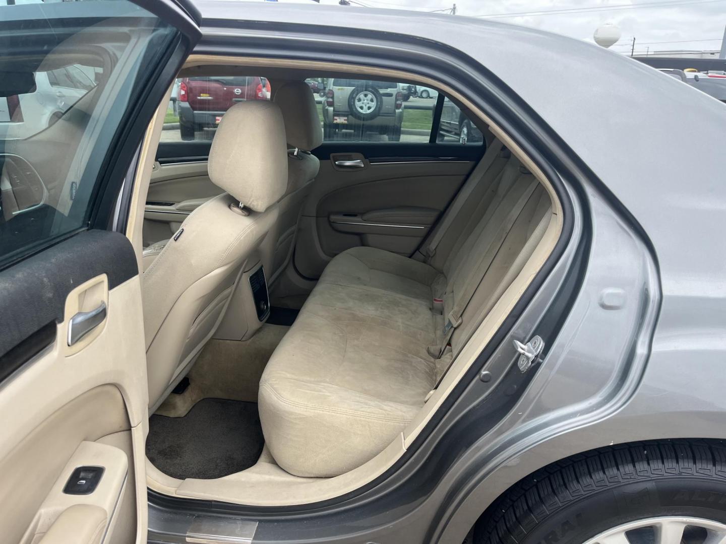2012 GRAY /Tan Chrysler 300 Base (2C3CCAAG6CH) with an 3.6L V6 SOHC 24V engine, 5-Speed Automatic transmission, located at 14700 Tomball Parkway 249, Houston, TX, 77086, (281) 444-2200, 29.928619, -95.504074 - Photo#9