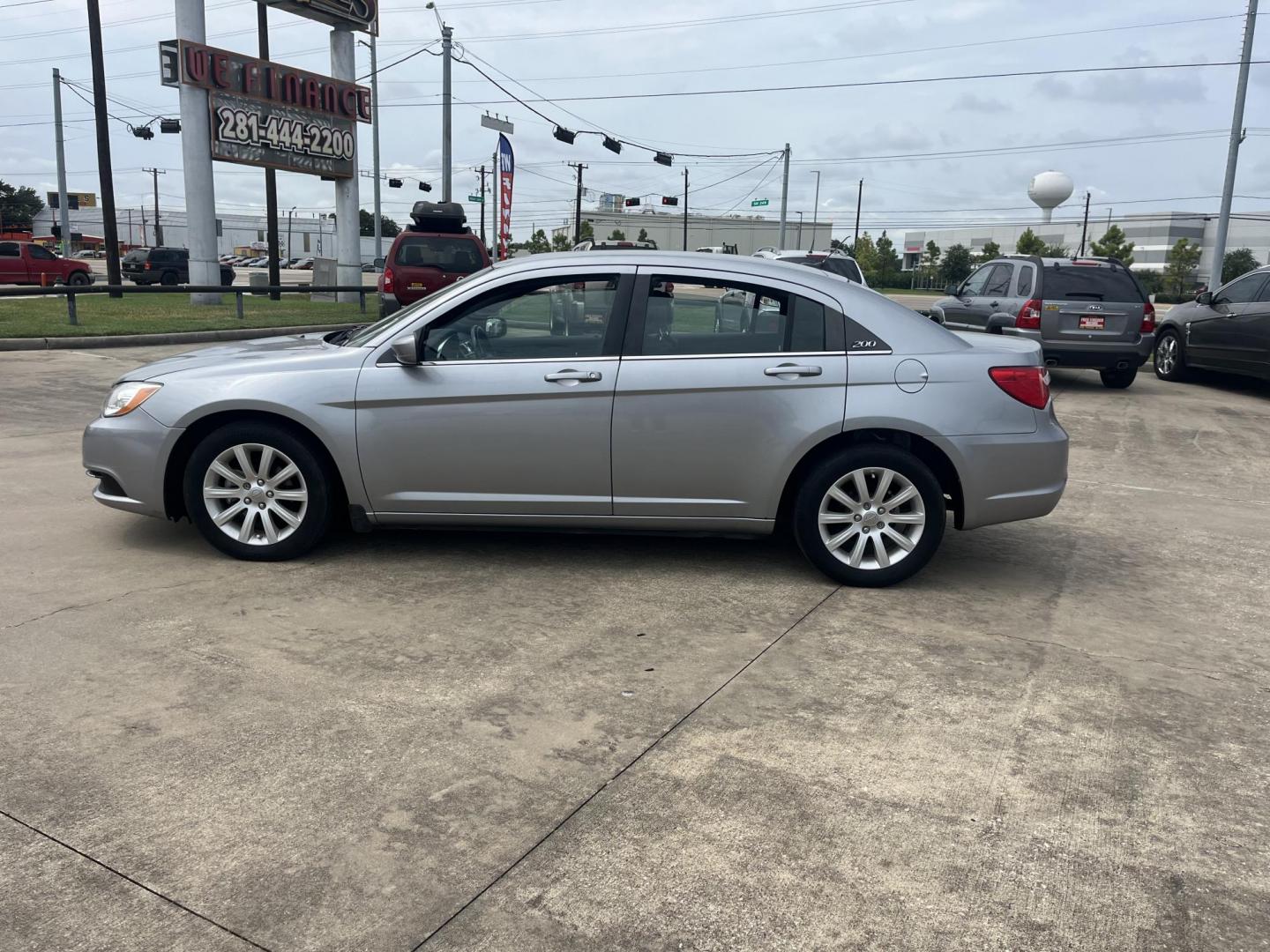 2014 GRAY Chrysler 200 Touring (1C3CCBBG2EN) with an 3.6L V6 DOHC 24V FFV engine, 6-Speed Automatic transmission, located at 14700 Tomball Parkway 249, Houston, TX, 77086, (281) 444-2200, 29.928619, -95.504074 - Photo#3