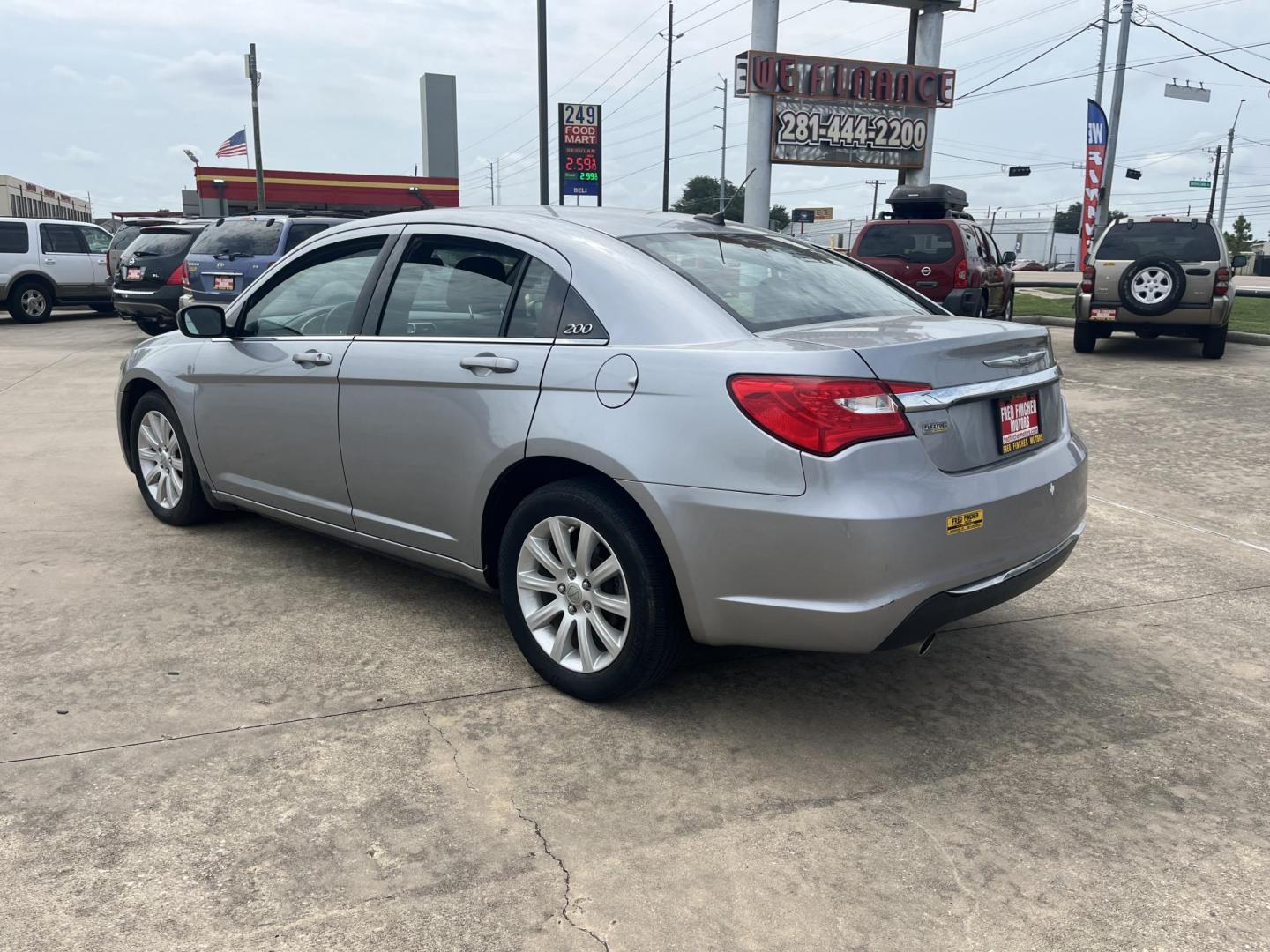 2014 GRAY Chrysler 200 Touring (1C3CCBBG2EN) with an 3.6L V6 DOHC 24V FFV engine, 6-Speed Automatic transmission, located at 14700 Tomball Parkway 249, Houston, TX, 77086, (281) 444-2200, 29.928619, -95.504074 - Photo#4