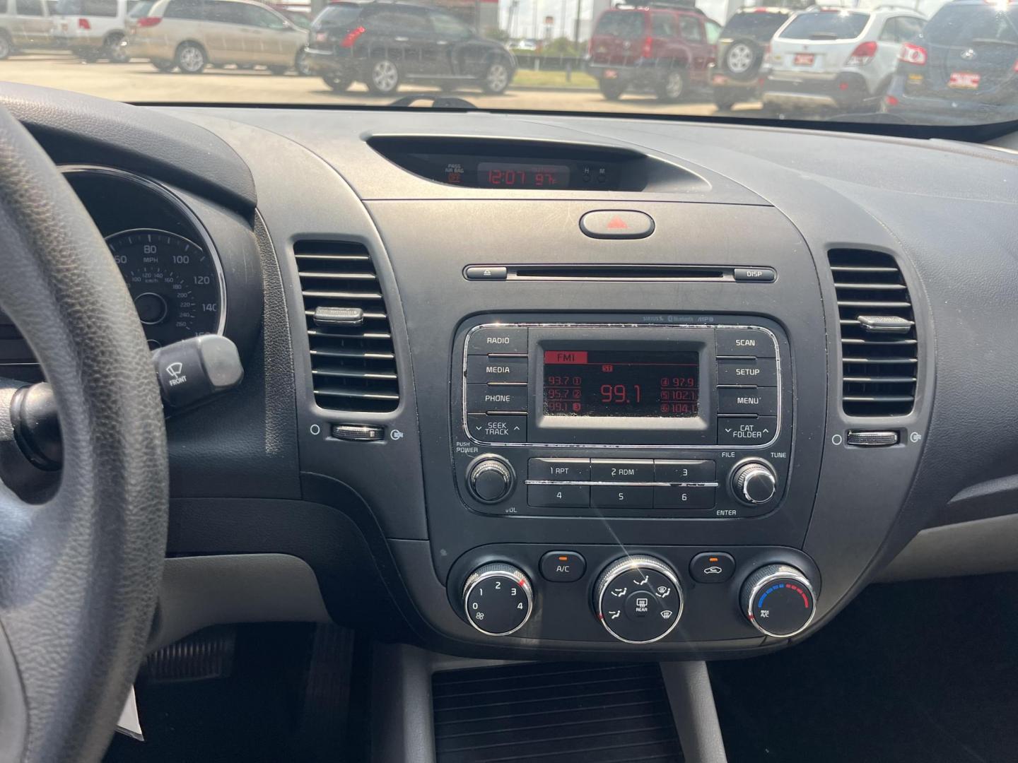 2015 silver /Black Kia Forte LX (KNAFK4A6XF5) with an 1.8L L4 DOHC 16V engine, Auto transmission, located at 14700 Tomball Parkway 249, Houston, TX, 77086, (281) 444-2200, 29.928619, -95.504074 - Photo#13