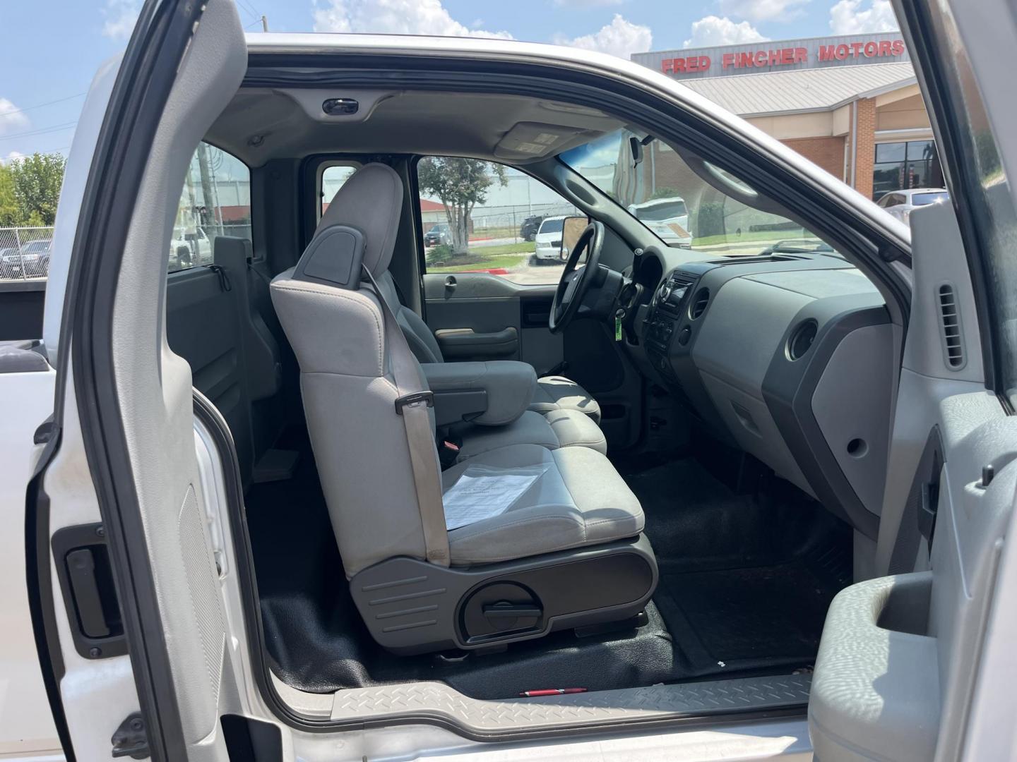 2006 silver Ford F-150 STX 2WD (1FTRF12256N) with an 4.2L V6 OHV 12V engine, located at 14700 Tomball Parkway 249, Houston, TX, 77086, (281) 444-2200, 29.928619, -95.504074 - Photo#10