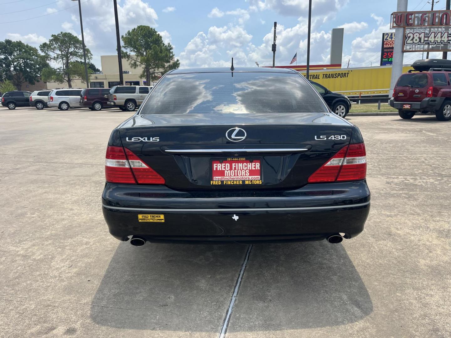 2006 Lexus LS 430 Sedan (JTHBN36F065) with an 4.3L V8 DOHC 32V engine, 6-Speed Automatic Overdrive transmission, located at 14700 Tomball Parkway 249, Houston, TX, 77086, (281) 444-2200, 29.928619, -95.504074 - Photo#5