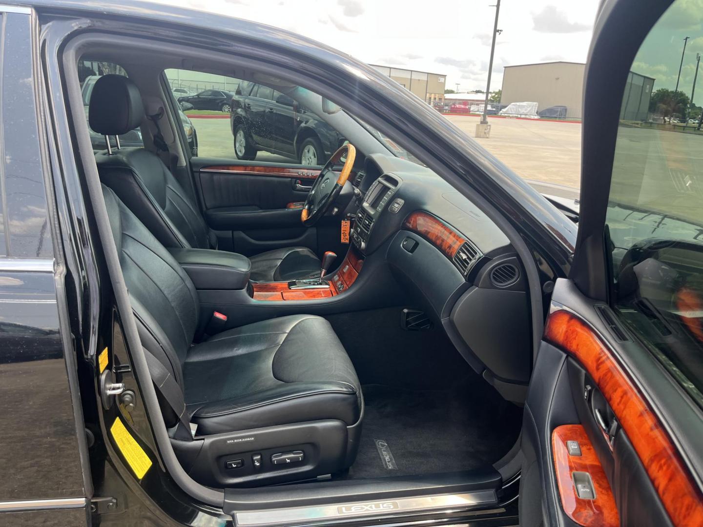 2006 Lexus LS 430 Sedan (JTHBN36F065) with an 4.3L V8 DOHC 32V engine, 6-Speed Automatic Overdrive transmission, located at 14700 Tomball Parkway 249, Houston, TX, 77086, (281) 444-2200, 29.928619, -95.504074 - Photo#10