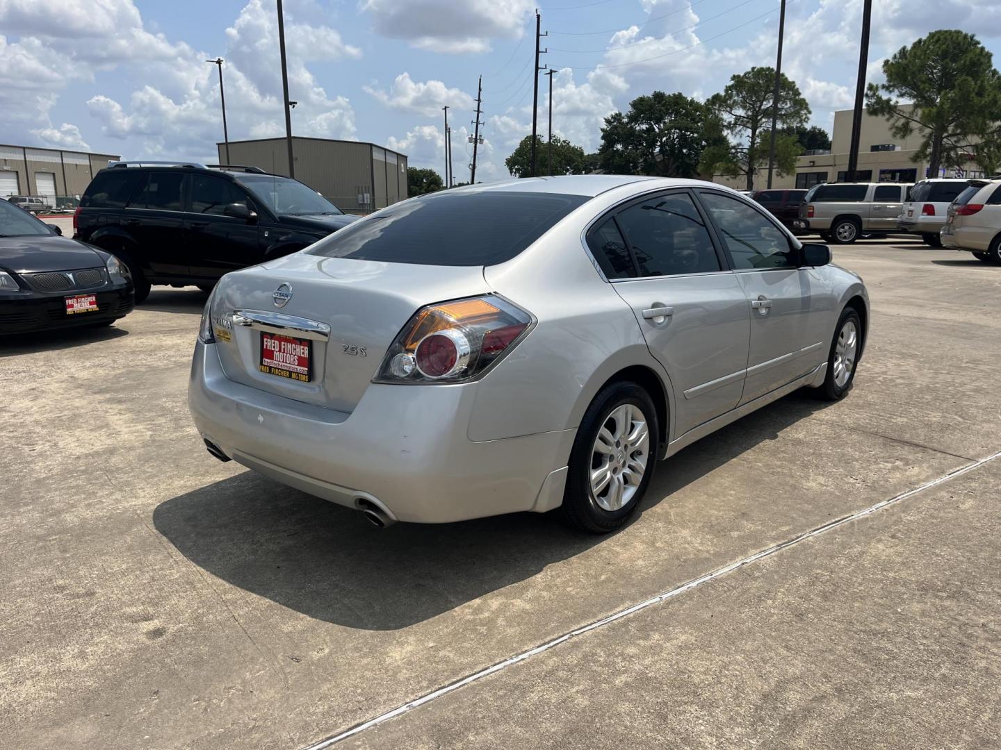 2011 silver Nissan Altima 2.5 S (1N4AL2AP1BN) with an 2.5L L4 DOHC 16V engine, Automatic transmission, located at 14700 Tomball Parkway 249, Houston, TX, 77086, (281) 444-2200, 29.928619, -95.504074 - Photo#6
