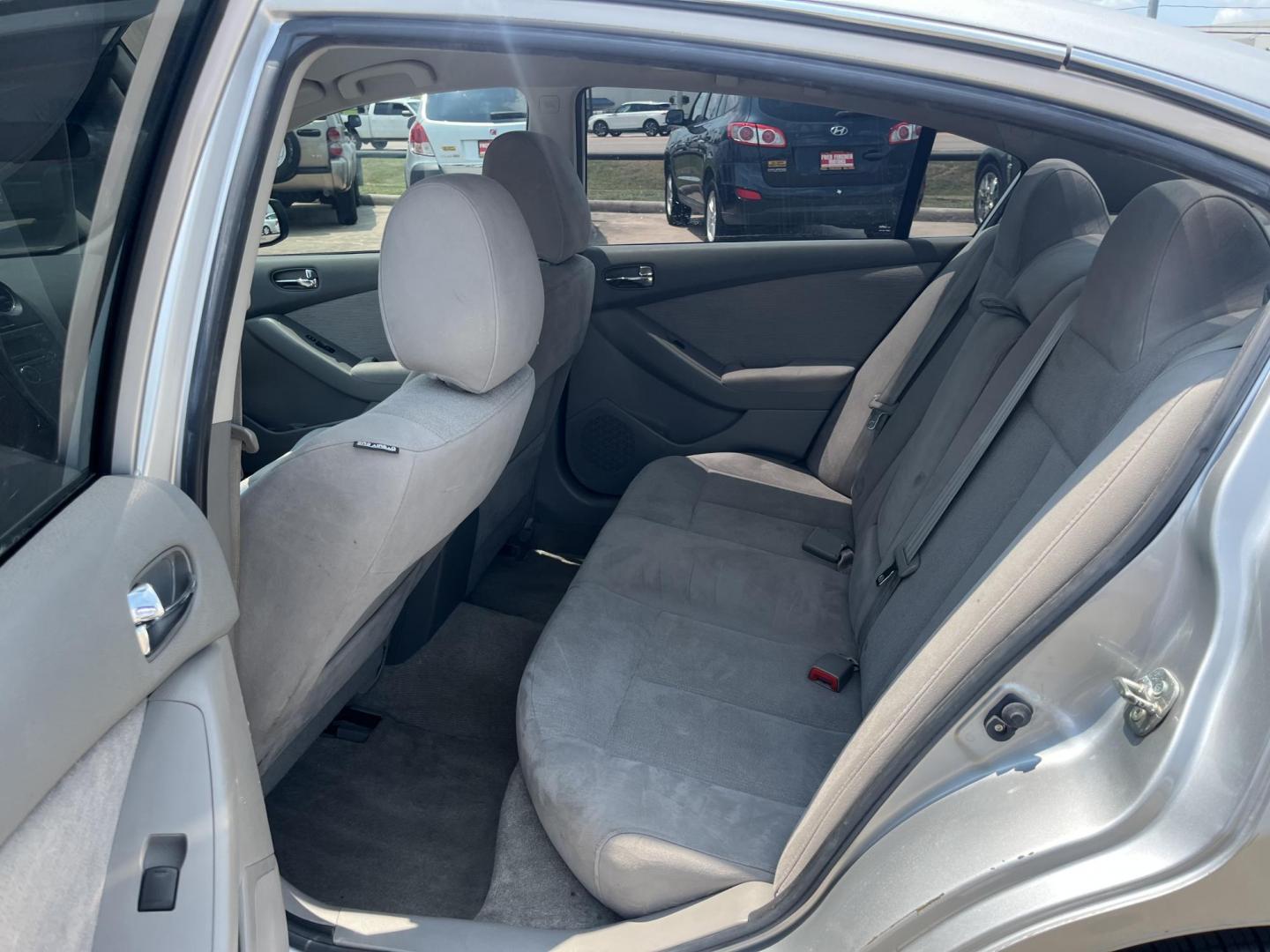 2011 silver Nissan Altima 2.5 S (1N4AL2AP1BN) with an 2.5L L4 DOHC 16V engine, Automatic transmission, located at 14700 Tomball Parkway 249, Houston, TX, 77086, (281) 444-2200, 29.928619, -95.504074 - Photo#9