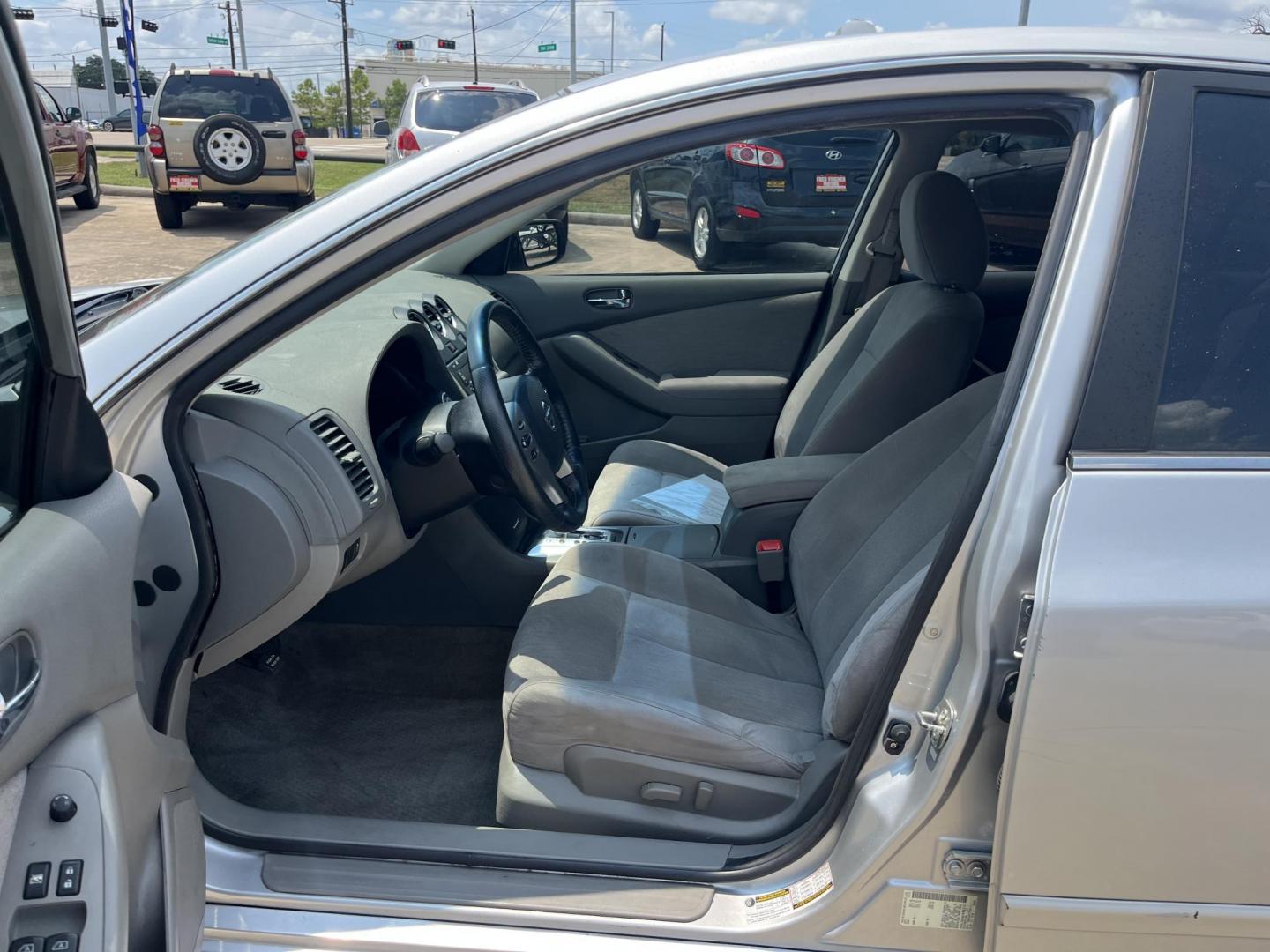 2011 silver Nissan Altima 2.5 S (1N4AL2AP1BN) with an 2.5L L4 DOHC 16V engine, Automatic transmission, located at 14700 Tomball Parkway 249, Houston, TX, 77086, (281) 444-2200, 29.928619, -95.504074 - Photo#8
