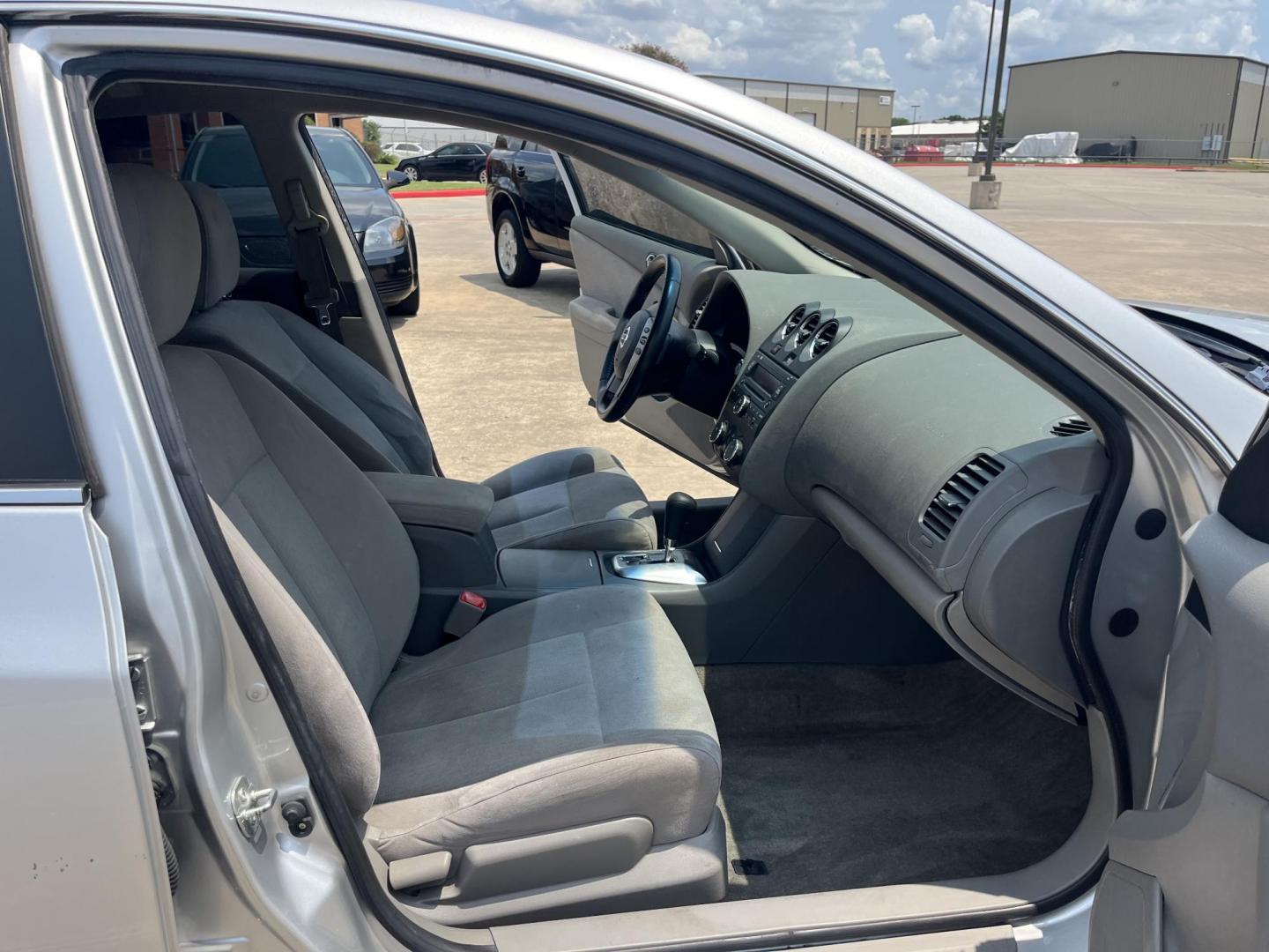 2011 silver Nissan Altima 2.5 S (1N4AL2AP1BN) with an 2.5L L4 DOHC 16V engine, Automatic transmission, located at 14700 Tomball Parkway 249, Houston, TX, 77086, (281) 444-2200, 29.928619, -95.504074 - Photo#10