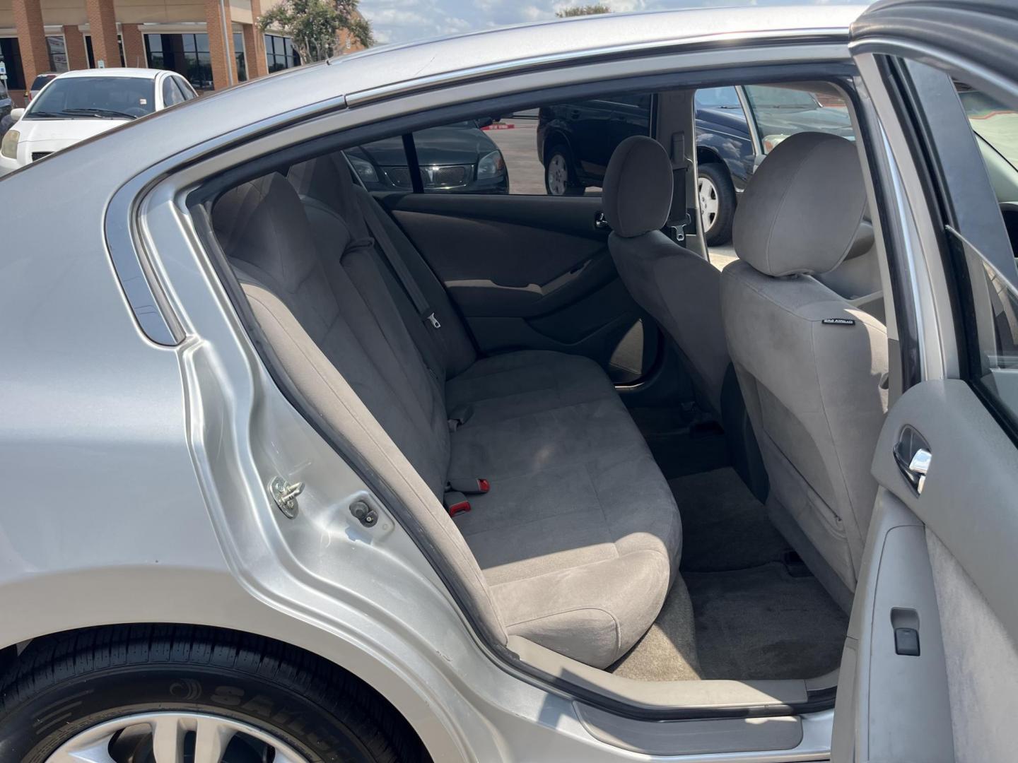 2011 silver Nissan Altima 2.5 S (1N4AL2AP1BN) with an 2.5L L4 DOHC 16V engine, Automatic transmission, located at 14700 Tomball Parkway 249, Houston, TX, 77086, (281) 444-2200, 29.928619, -95.504074 - Photo#11
