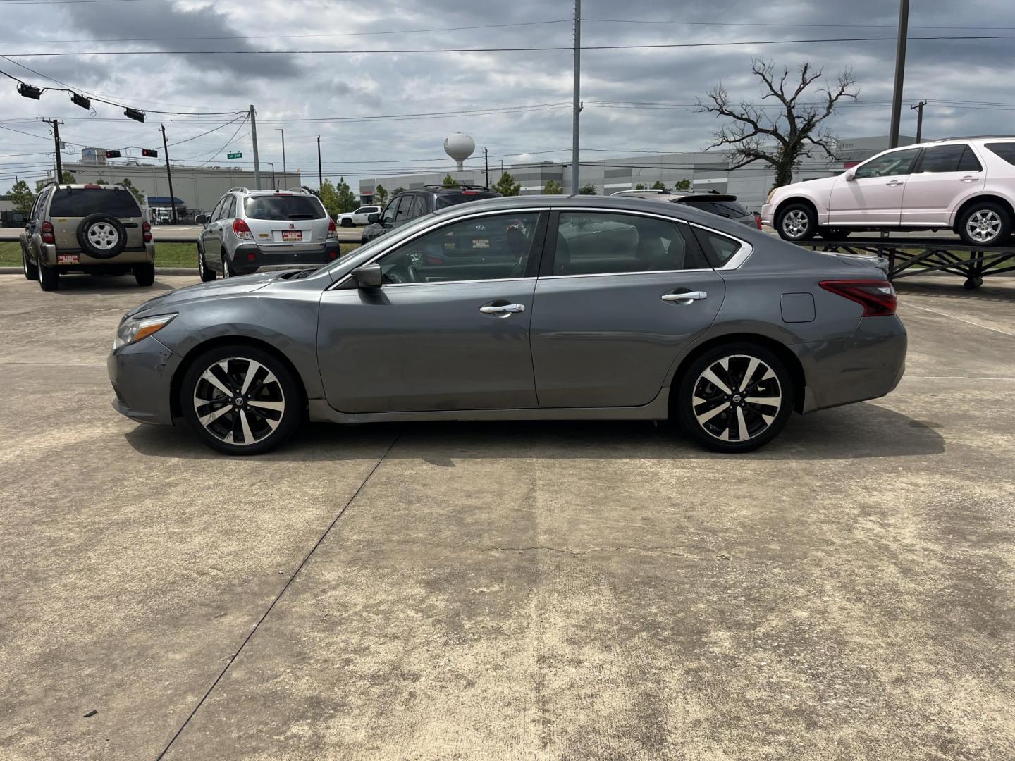 2018 GRAY /Black Nissan Altima 2.5 (1N4AL3AP0JC) with an 2.5L L4 DOHC 16V engine, CVT transmission, located at 14700 Tomball Parkway 249, Houston, TX, 77086, (281) 444-2200, 29.928619, -95.504074 - Photo#3