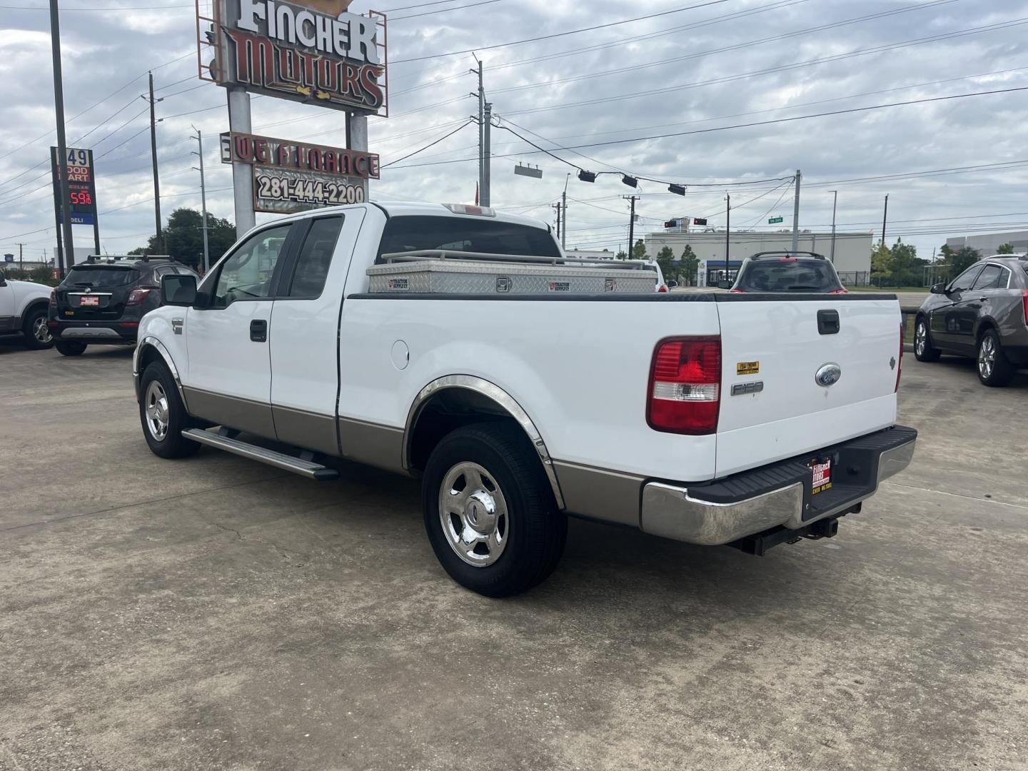 2006 white /Tan Ford F-150 Lariat SuperCab 2WD (1FTRX12W26N) with an 4.6L V8 SOHC 16V engine, 4-Speed Automatic Overdrive transmission, located at 14700 Tomball Parkway 249, Houston, TX, 77086, (281) 444-2200, 29.928619, -95.504074 - Photo#4