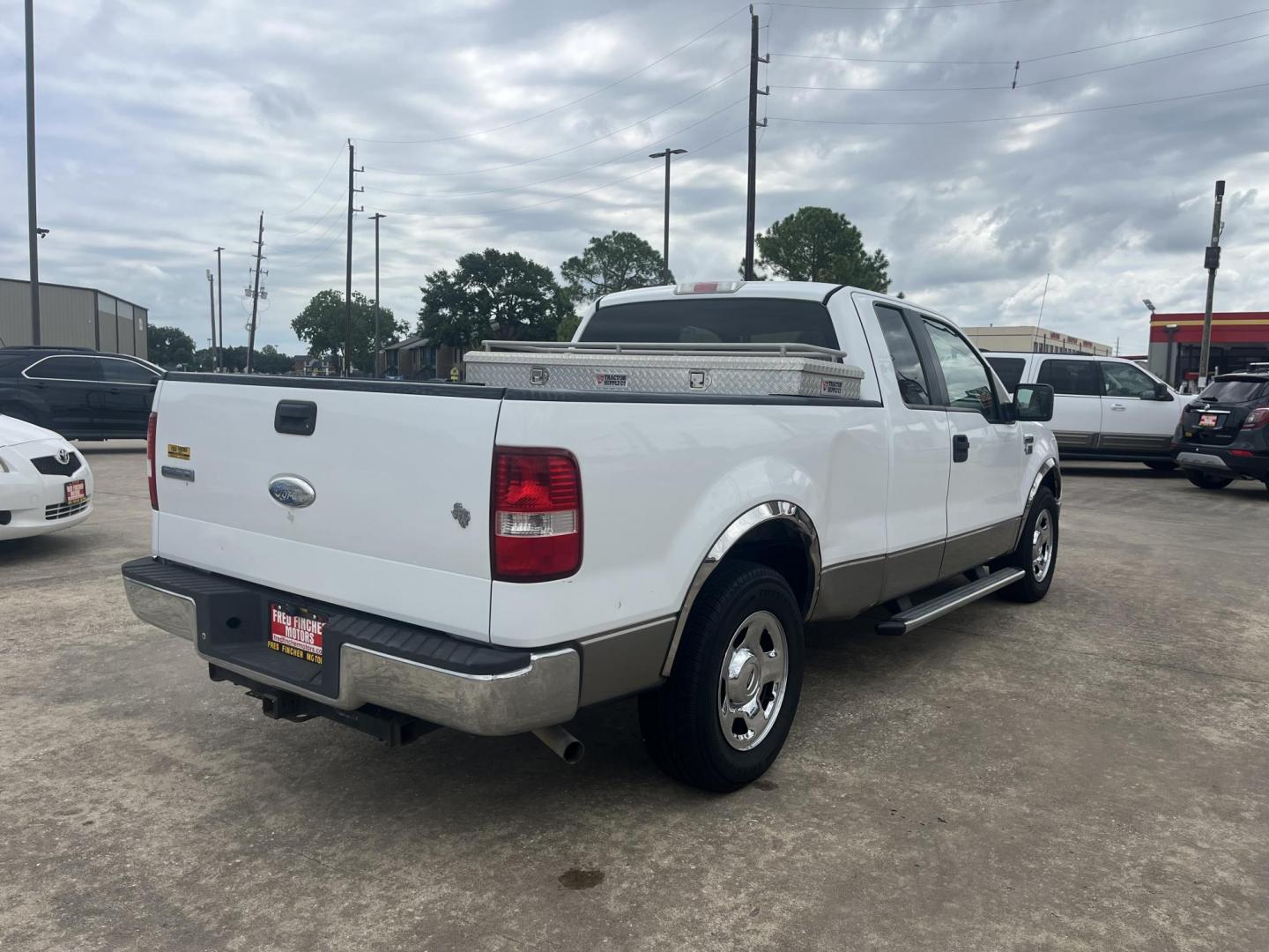 2006 white /Tan Ford F-150 Lariat SuperCab 2WD (1FTRX12W26N) with an 4.6L V8 SOHC 16V engine, 4-Speed Automatic Overdrive transmission, located at 14700 Tomball Parkway 249, Houston, TX, 77086, (281) 444-2200, 29.928619, -95.504074 - Photo#6