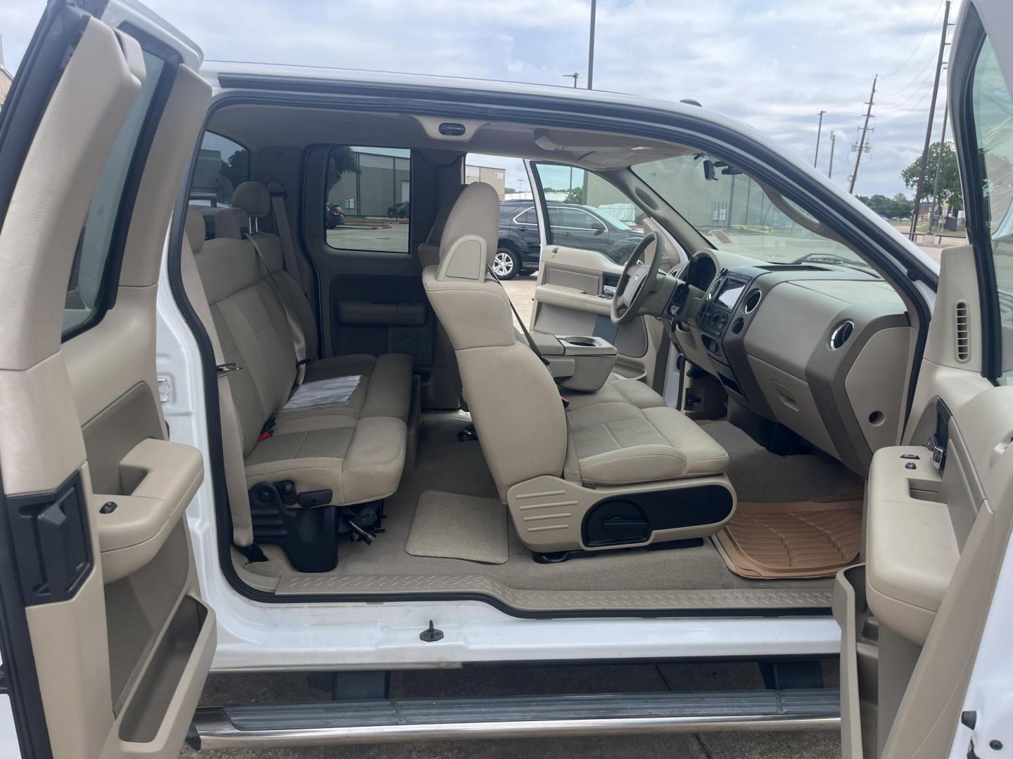 2006 white /Tan Ford F-150 Lariat SuperCab 2WD (1FTRX12W26N) with an 4.6L V8 SOHC 16V engine, 4-Speed Automatic Overdrive transmission, located at 14700 Tomball Parkway 249, Houston, TX, 77086, (281) 444-2200, 29.928619, -95.504074 - Photo#12