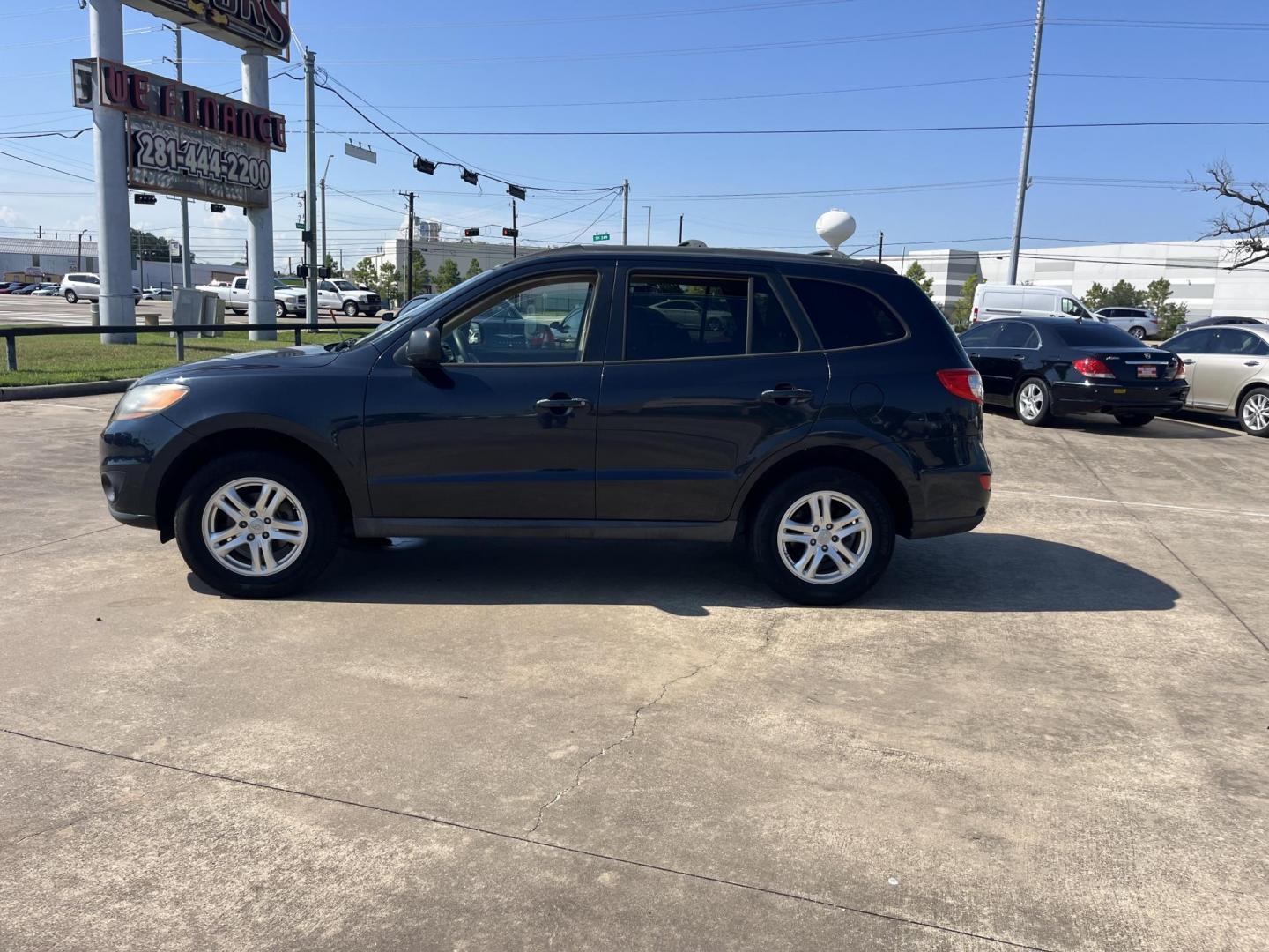 2011 blue Hyundai Santa Fe GL 2.4 FWD (5XYZG3ABXBG) with an 2.4L L4 DOHC 16V engine, 6-Speed Automatic transmission, located at 14700 Tomball Parkway 249, Houston, TX, 77086, (281) 444-2200, 29.928619, -95.504074 - Photo#3