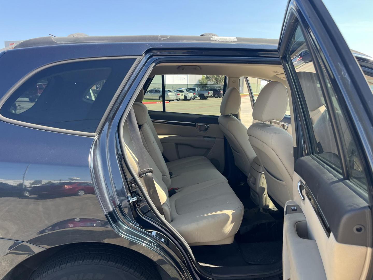 2011 blue Hyundai Santa Fe GL 2.4 FWD (5XYZG3ABXBG) with an 2.4L L4 DOHC 16V engine, 6-Speed Automatic transmission, located at 14700 Tomball Parkway 249, Houston, TX, 77086, (281) 444-2200, 29.928619, -95.504074 - Photo#11