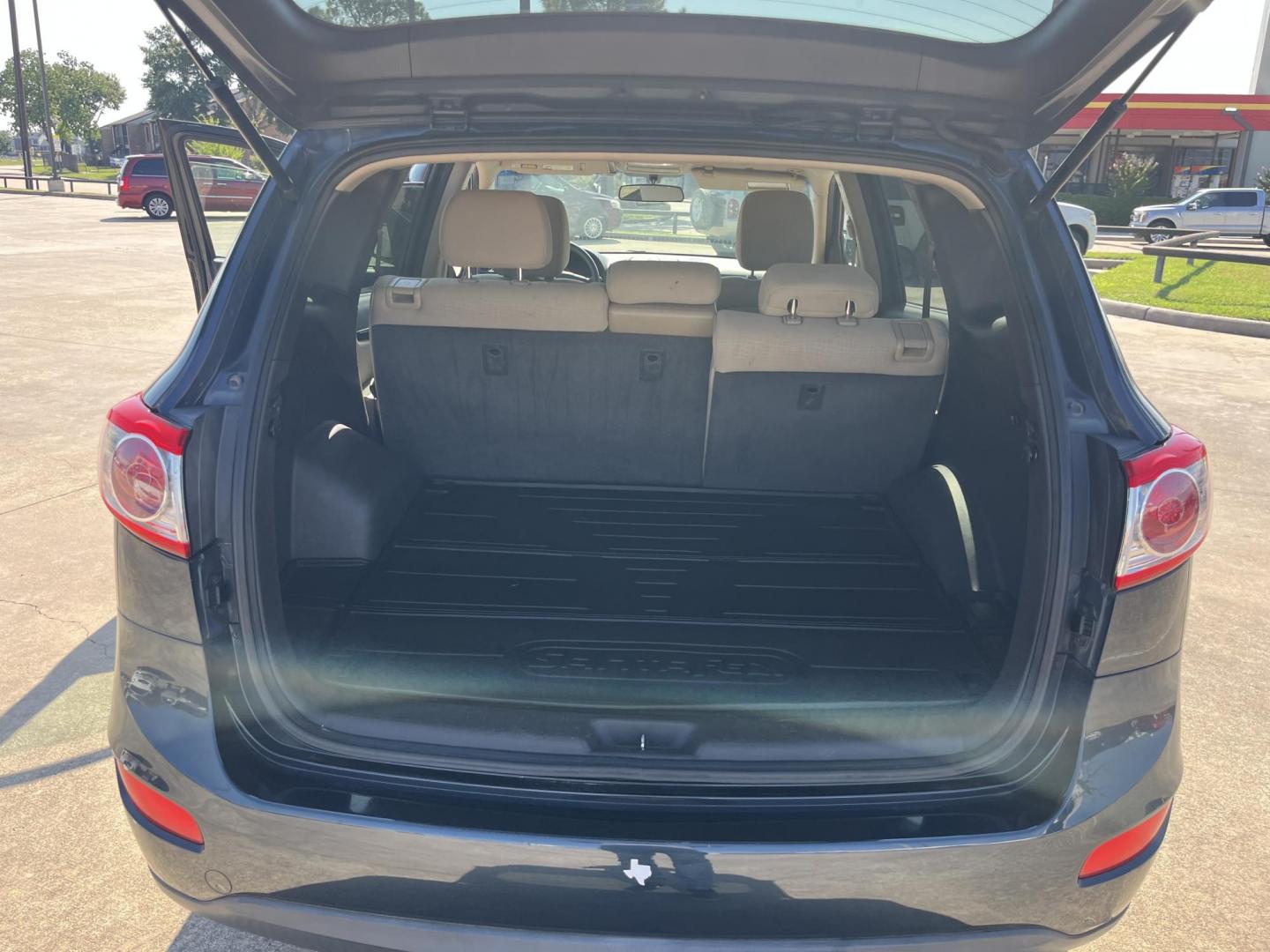 2011 blue Hyundai Santa Fe GL 2.4 FWD (5XYZG3ABXBG) with an 2.4L L4 DOHC 16V engine, 6-Speed Automatic transmission, located at 14700 Tomball Parkway 249, Houston, TX, 77086, (281) 444-2200, 29.928619, -95.504074 - Photo#12