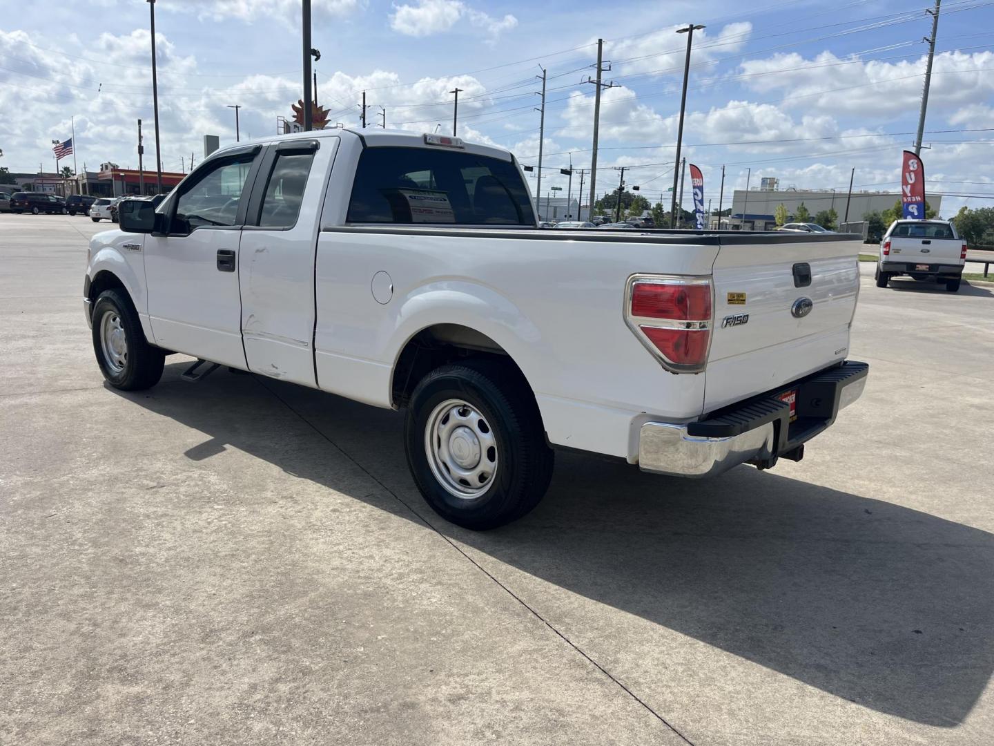 2014 white /Tan Ford F-150 XLT SuperCab 8-ft. Bed 2WD (1FTEX1CM5EF) with an 3.7L V6 DOHC 24V engine, 6-Speed Automatic transmission, located at 14700 Tomball Parkway 249, Houston, TX, 77086, (281) 444-2200, 29.928619, -95.504074 - Photo#4
