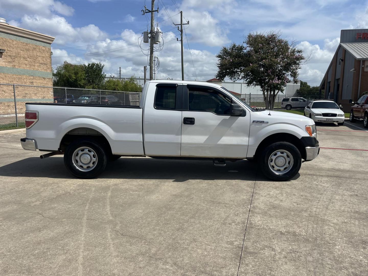 2014 white /Tan Ford F-150 XLT SuperCab 8-ft. Bed 2WD (1FTEX1CM5EF) with an 3.7L V6 DOHC 24V engine, 6-Speed Automatic transmission, located at 14700 Tomball Parkway 249, Houston, TX, 77086, (281) 444-2200, 29.928619, -95.504074 - Photo#7