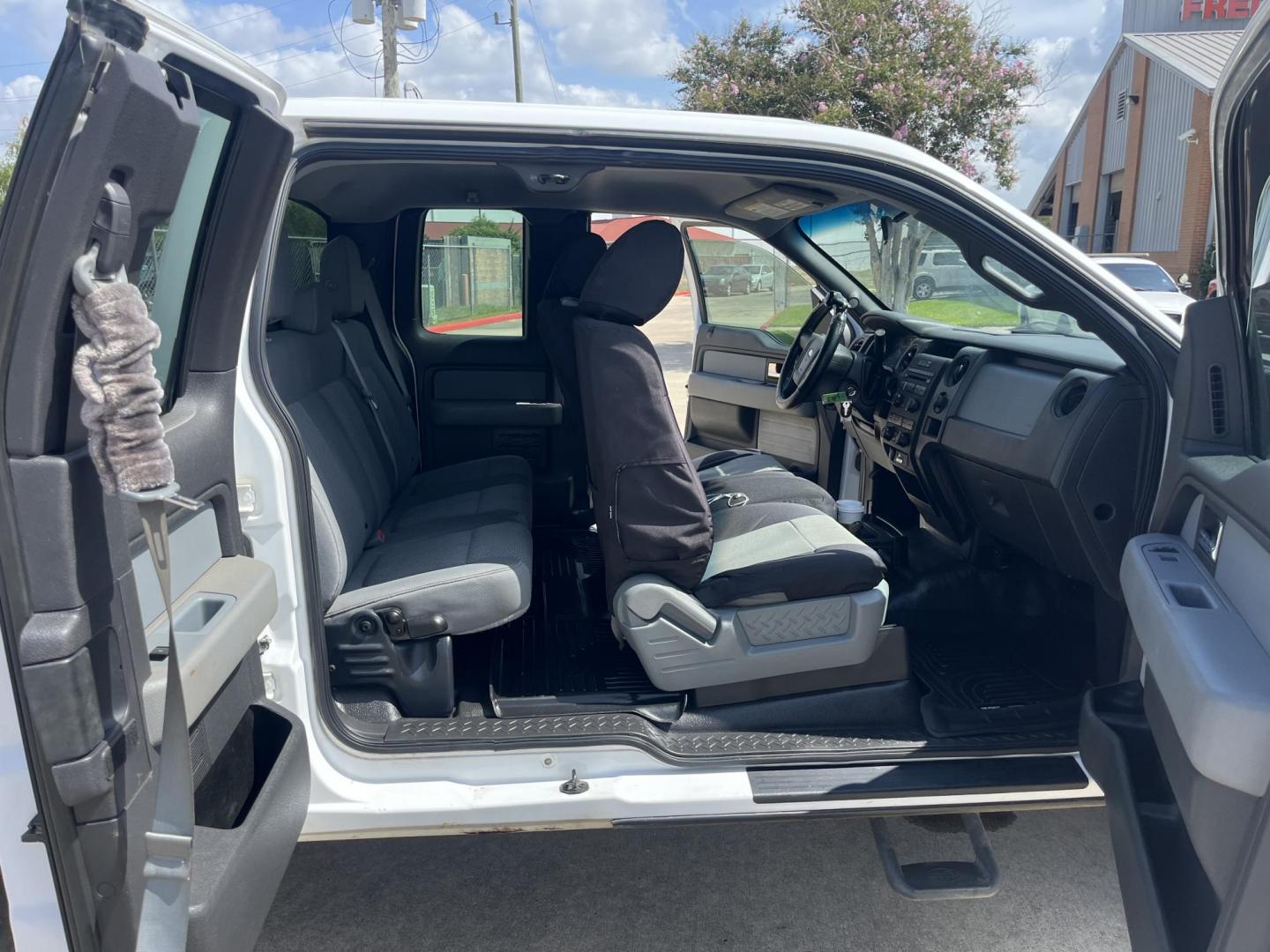 2014 white /Tan Ford F-150 XLT SuperCab 8-ft. Bed 2WD (1FTEX1CM5EF) with an 3.7L V6 DOHC 24V engine, 6-Speed Automatic transmission, located at 14700 Tomball Parkway 249, Houston, TX, 77086, (281) 444-2200, 29.928619, -95.504074 - Photo#11