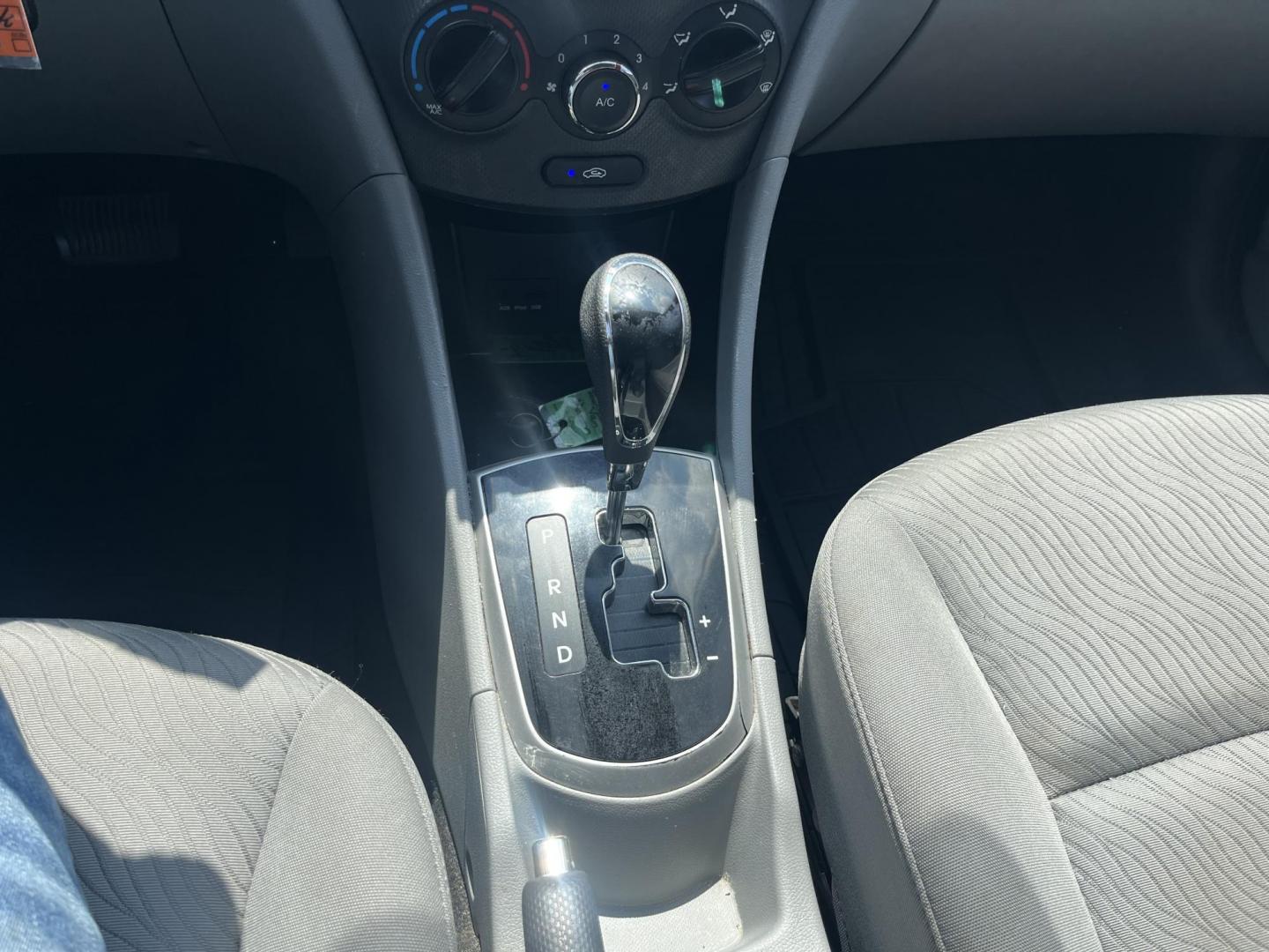 2012 silver Hyundai Accent GLS 4-Door (KMHCU4AE9CU) with an 1.6L L4 DOHC 16V engine, Automatic transmission, located at 14700 Tomball Parkway 249, Houston, TX, 77086, (281) 444-2200, 29.928619, -95.504074 - Photo#13