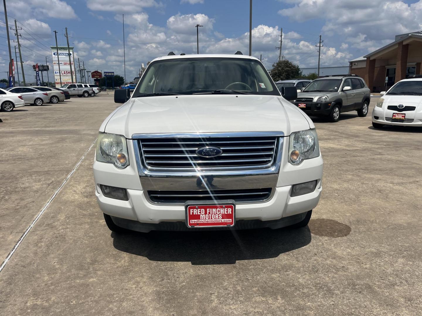 2010 white /Tan Ford Explorer XLT 4.0L 2WD (1FMEU6DE5AU) with an 4.0L V6 SOHC 16V engine, 5-Speed Automatic transmission, located at 14700 Tomball Parkway 249, Houston, TX, 77086, (281) 444-2200, 29.928619, -95.504074 - Photo#1
