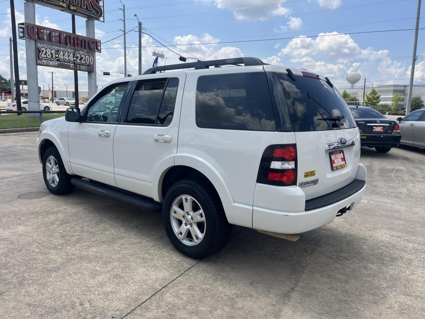 2010 white /Tan Ford Explorer XLT 4.0L 2WD (1FMEU6DE5AU) with an 4.0L V6 SOHC 16V engine, 5-Speed Automatic transmission, located at 14700 Tomball Parkway 249, Houston, TX, 77086, (281) 444-2200, 29.928619, -95.504074 - Photo#4
