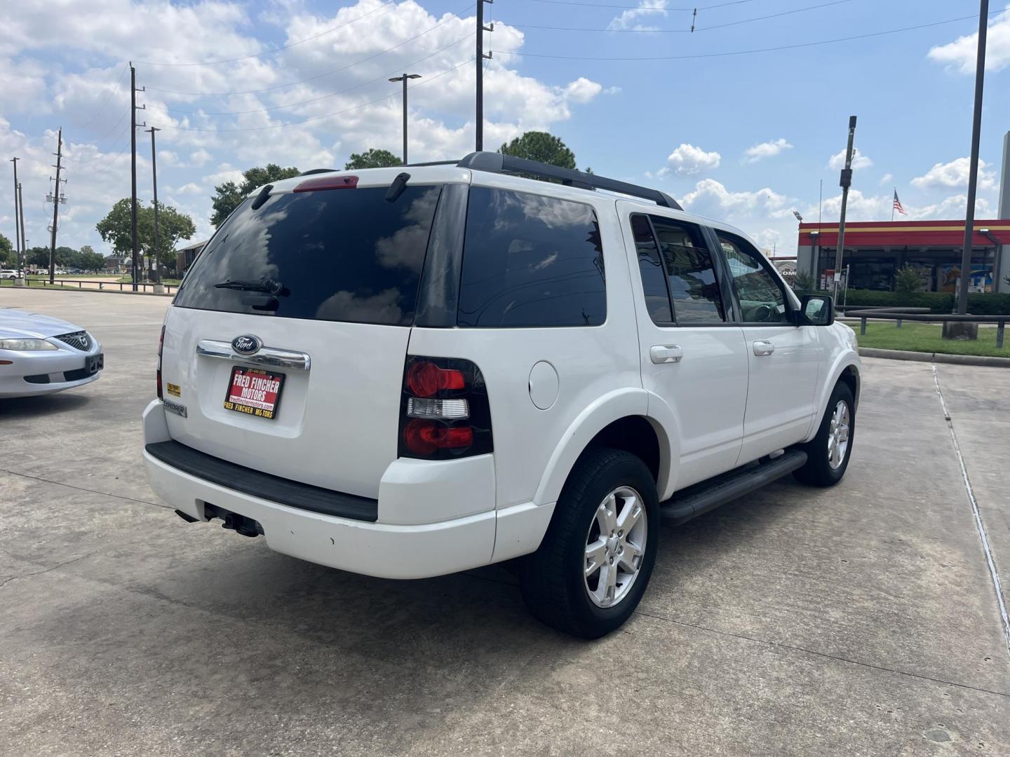 2010 white /Tan Ford Explorer XLT 4.0L 2WD (1FMEU6DE5AU) with an 4.0L V6 SOHC 16V engine, 5-Speed Automatic transmission, located at 14700 Tomball Parkway 249, Houston, TX, 77086, (281) 444-2200, 29.928619, -95.504074 - Photo#6