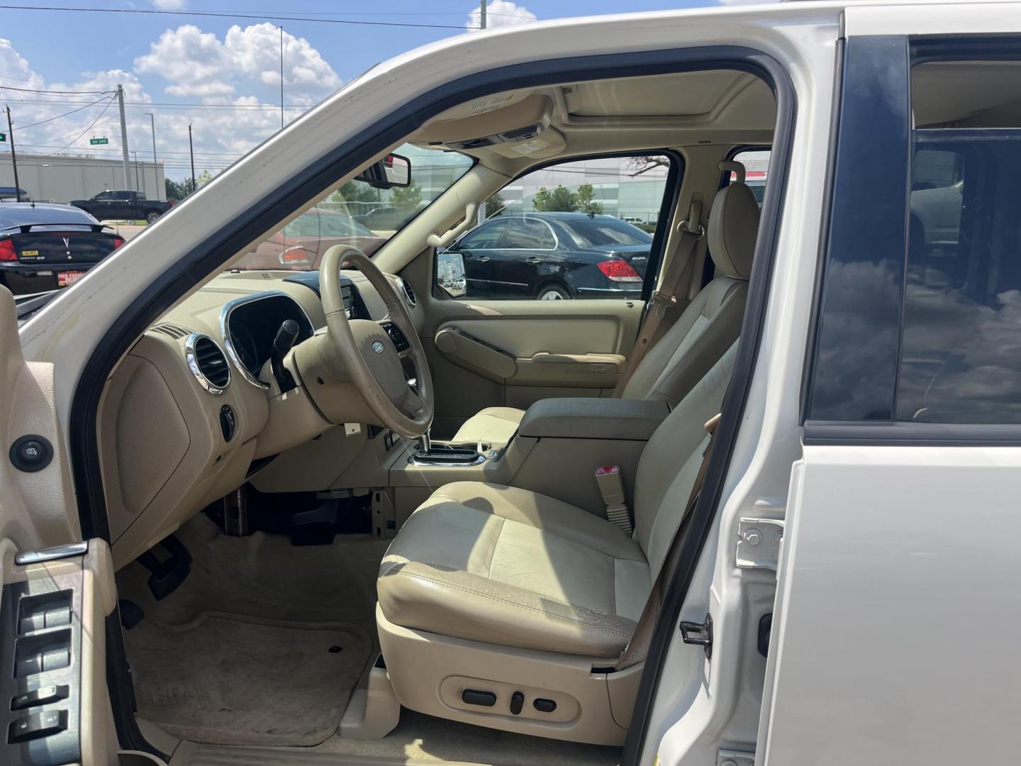 2010 white /Tan Ford Explorer XLT 4.0L 2WD (1FMEU6DE5AU) with an 4.0L V6 SOHC 16V engine, 5-Speed Automatic transmission, located at 14700 Tomball Parkway 249, Houston, TX, 77086, (281) 444-2200, 29.928619, -95.504074 - Photo#8