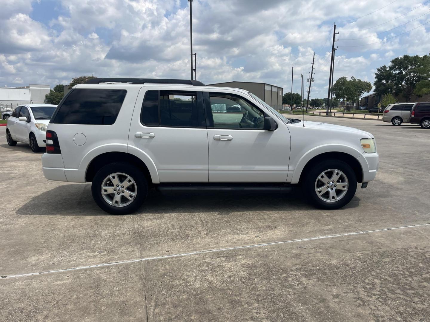 2010 white /Tan Ford Explorer XLT 4.0L 2WD (1FMEU6DE5AU) with an 4.0L V6 SOHC 16V engine, 5-Speed Automatic transmission, located at 14700 Tomball Parkway 249, Houston, TX, 77086, (281) 444-2200, 29.928619, -95.504074 - Photo#7