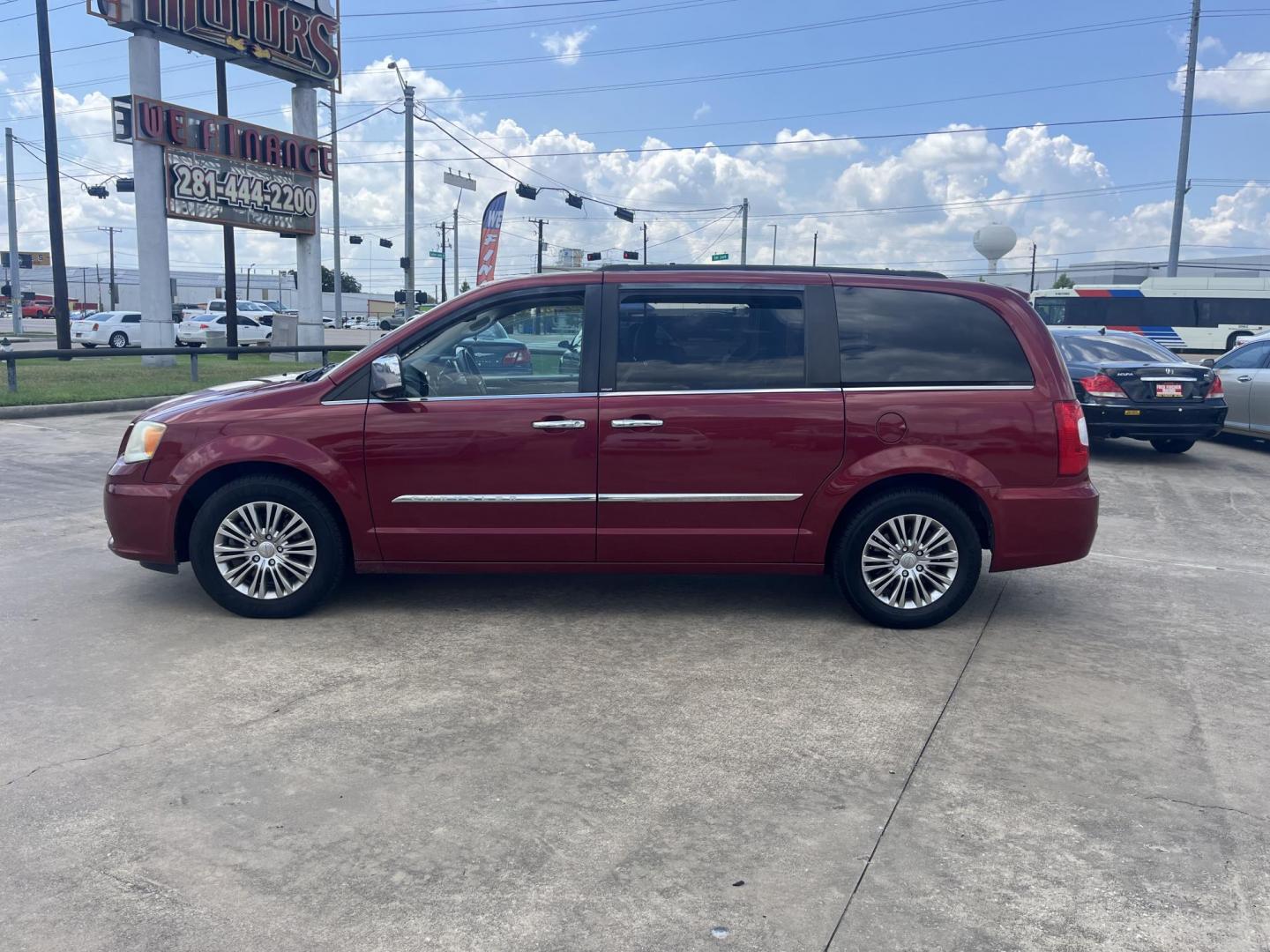 2013 red /Black Chrysler Town & Country Touring-L (2C4RC1CG6DR) with an 3.6L V6 DOHC 24V engine, 6-Speed Automatic transmission, located at 14700 Tomball Parkway 249, Houston, TX, 77086, (281) 444-2200, 29.928619, -95.504074 - Photo#3