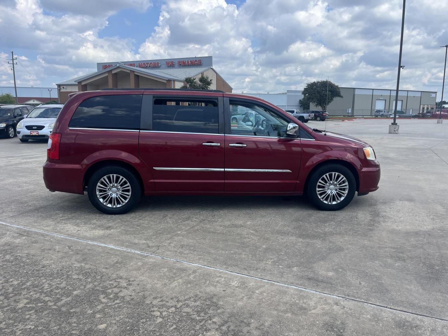 2013 red /Black Chrysler Town & Country Touring-L (2C4RC1CG6DR) with an 3.6L V6 DOHC 24V engine, 6-Speed Automatic transmission, located at 14700 Tomball Parkway 249, Houston, TX, 77086, (281) 444-2200, 29.928619, -95.504074 - Photo#7