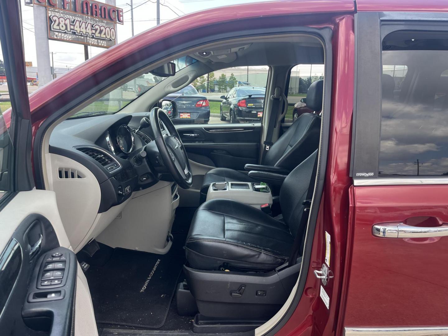 2013 red /Black Chrysler Town & Country Touring-L (2C4RC1CG6DR) with an 3.6L V6 DOHC 24V engine, 6-Speed Automatic transmission, located at 14700 Tomball Parkway 249, Houston, TX, 77086, (281) 444-2200, 29.928619, -95.504074 - Photo#8